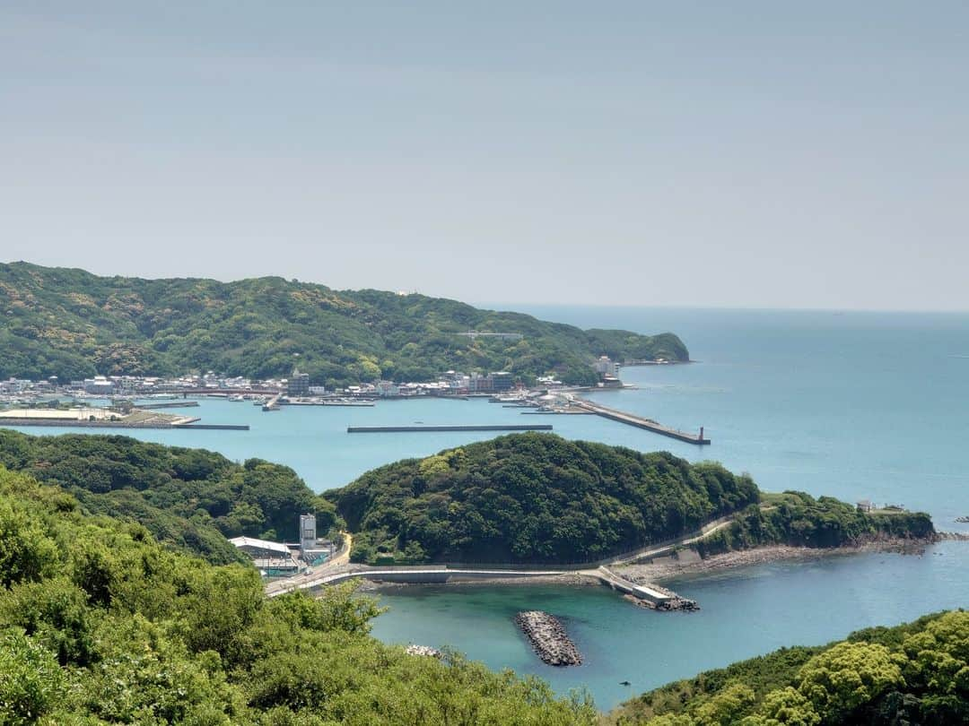 田舎暮らし応援県わかやまさんのインスタグラム写真 - (田舎暮らし応援県わかやまInstagram)「【 #和歌山市 #加太 #おためし暮らし #海 #釣り #エギング #🦑 】  こちらは「わかやま移住定住支援センター」です。 #ゴールデンウィーク はどう過ごされましたか？和歌山にお越しいただいた方もいらっしゃると思いますがいかがだったでしょうか？ 今回は夏本番を控え海開きが待ち遠しい #和歌山市加太 に行ってきました。和歌山市街地から車で３０分、大阪府との県境にあります。天気も良く、本当に気持ちのいい風景でした♪。和歌山市では、今年度からJR西日本と共同で「おためし暮らし」に取り組んでおり、対象物件の一つが加太にあります。ご興味ある方は下記リンクをご確認ください。 また、加太は手軽に釣りができるポイントでもあり、夜、仕事帰りにも立ち寄ってみました。 #エギング で、 #コウイカ が釣れました。コウイカはスミイカと言われるほど墨をたくさん吐くので、取り込みには注意しました（ワイシャツが汚れなくてよかったです）。 和歌山県内には、海を身近に感じながら生活できる地域も多くあります。釣り好きの方、ぜひお越しください。  【和歌山市移住定住戦略課　HP　】 http://www.city.wakayama.wakayama.jp/ijuteiju/index.html 【加太観光協会　HP】https://www.kada.jp/ 【和歌山市×JR西日本　おためし暮らし　HP】 https://www.westjr.co.jp/life/living/otameshi_life/wakayama/ ーーーーーーーーーーーーーーーーーーーーーー わかやま移住定住支援センターでは、和歌山県内への移住・定住をお手伝いしております。「和歌山県移住ポータルサイト『わかやまLIFE』（https://www.wakayamagurashi.jp）」をチェック。  #和歌山市 #加太 #釣り #おためし暮らし #お試し移住 #和歌山 #移住 #田舎暮らし #わかやまLIFE #移住相談 #移住体験 #山のある暮らし #海のある暮らし #川のある暮らし #UIJターン #空き家活用 #空き家探し」5月11日 19時26分 - wakayama_life