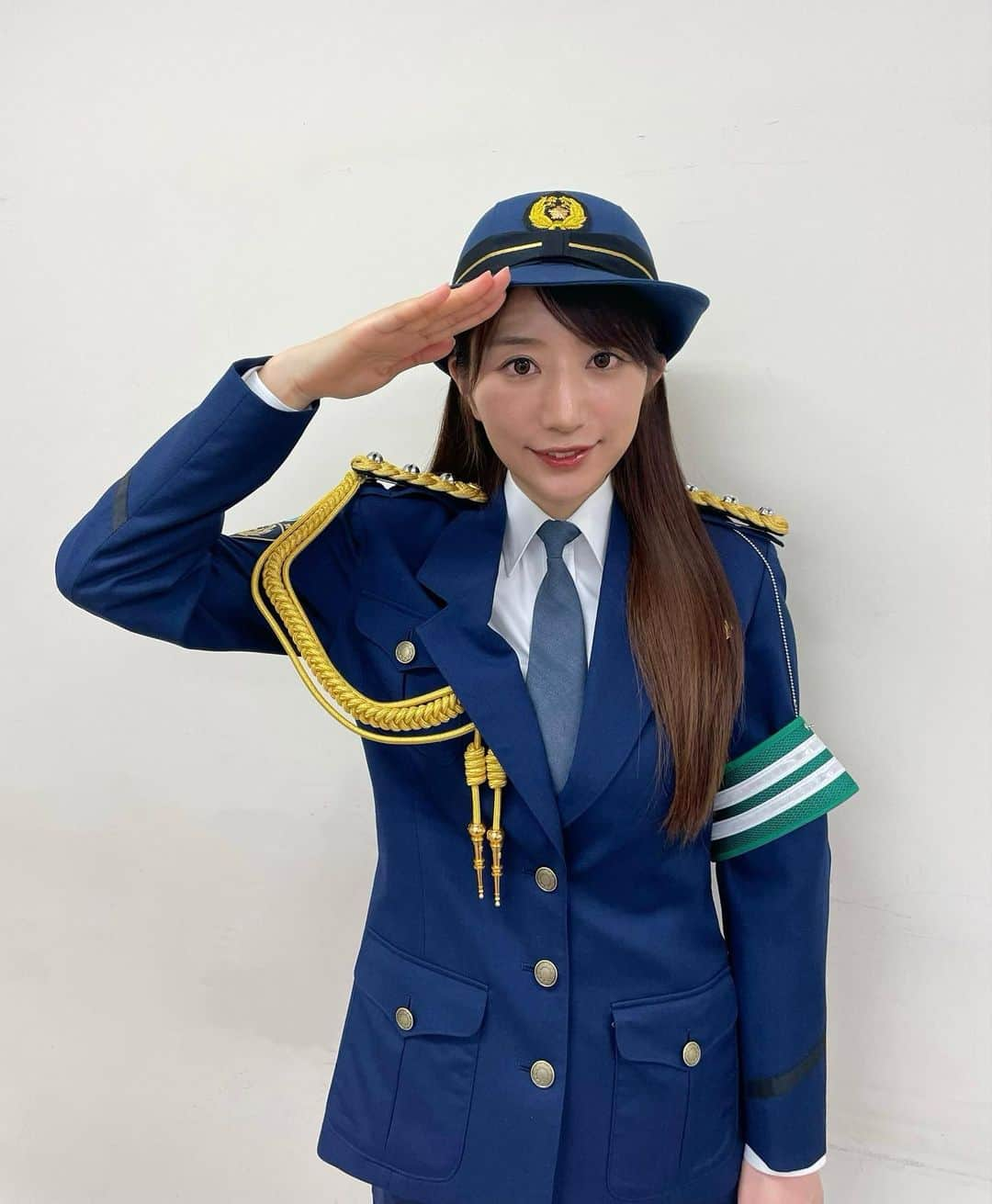 池田愛恵里さんのインスタグラム写真 - (池田愛恵里Instagram)「１日高速警察隊長に任命されました👮‍♀️！ きょうから春の全国交通安全運動がスタートします🌸  規制も緩和されてワクワクする予定も増えてきましたが、楽しみながらもまずは安全第一で、運転よろしくお願いします！！  今回初めて制服を着用させていただきましたが、 自然と背筋が伸びました🫡✨ 出動式では全車出動の号令もかけさせていただき、一斉に白バイやパトカーが出発する瞬間は圧巻でした🚓！！  いつも市民の安全を守ってくれているみなさんのお仕事ぶりは本当にかっこよかったです！  地元滋賀でこのような活動をさせていただきとても光栄でした！ありがとうございました！  #春の全国交通安全運動 #滋賀県警」5月11日 19時26分 - ikeda_aeri