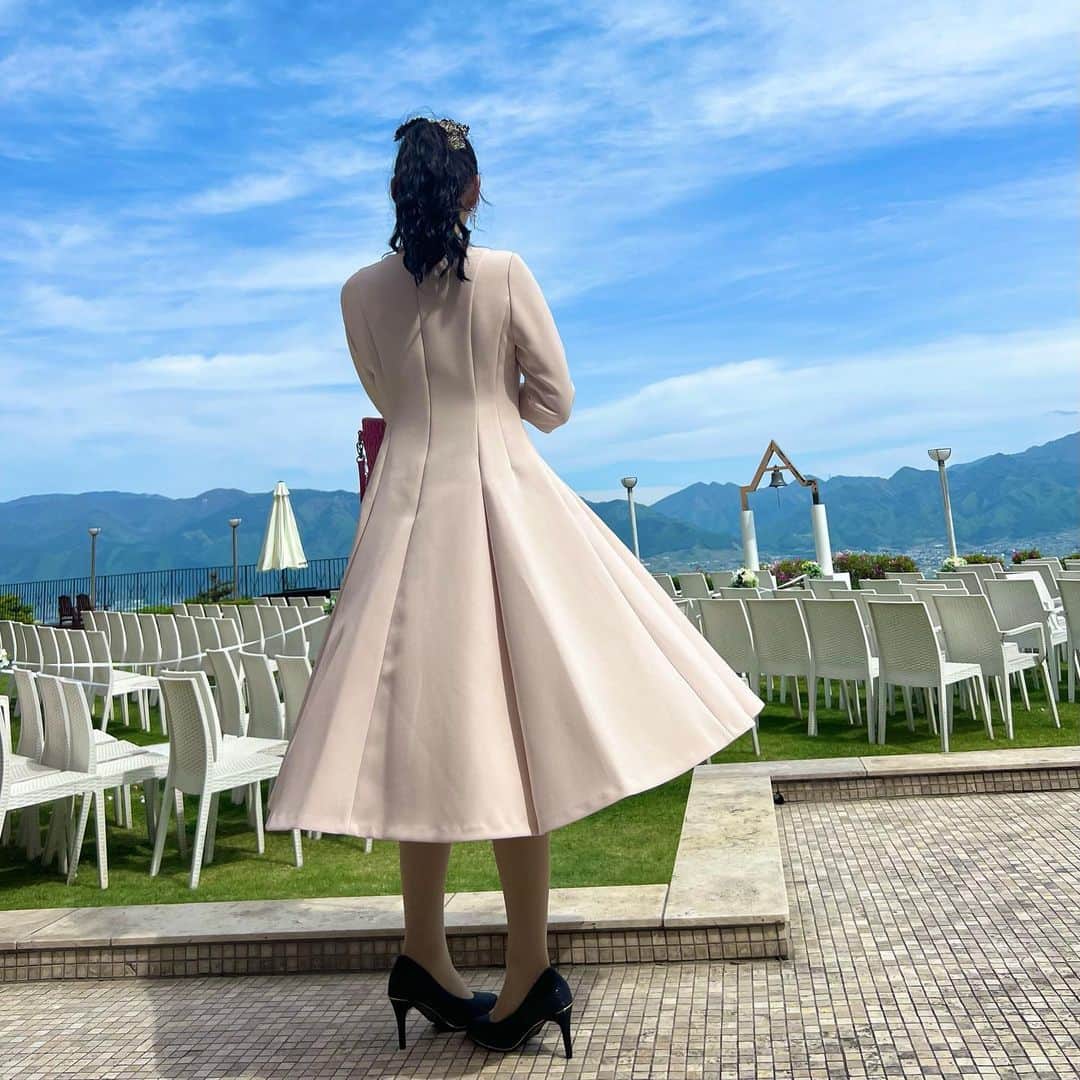 大須賀あみさんのインスタグラム写真 - (大須賀あみInstagram)「友達の結婚式👰‍♀️🤵‍♂️  珍しくピンク系のコーディネートでした🎀  セルフォードのドレスを着て行ったんだけど360度どこから見てもシルエットがうちゅくしいんだよね😮‍💨  着やすいんだけど、綺麗でしっかり感あるからこの先ながく着用出来そう！  #セルフォード #celford #miumiu #結婚式コーデ」5月11日 19時27分 - osugaami_official