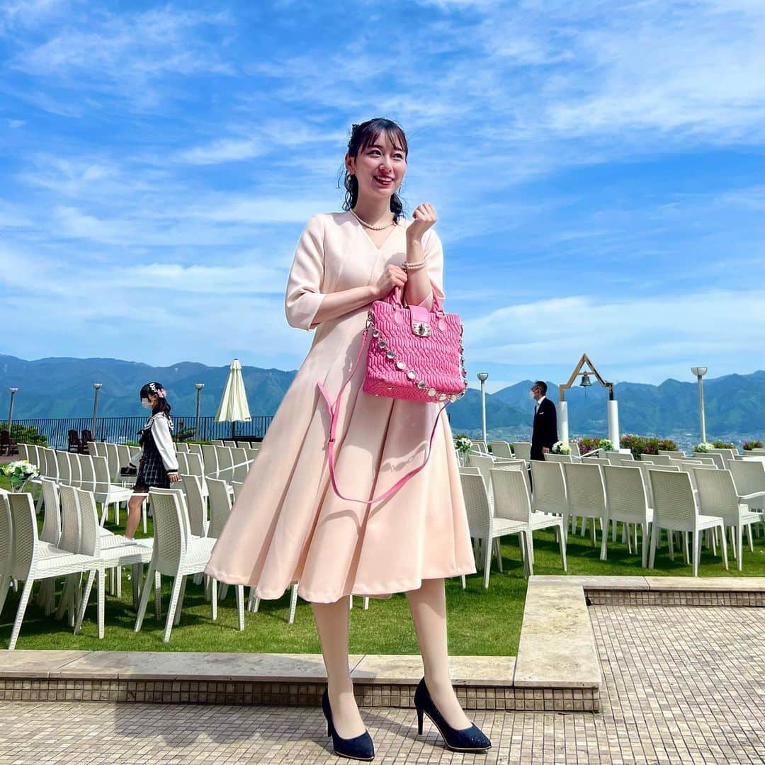 大須賀あみのインスタグラム：「友達の結婚式👰‍♀️🤵‍♂️  珍しくピンク系のコーディネートでした🎀  セルフォードのドレスを着て行ったんだけど360度どこから見てもシルエットがうちゅくしいんだよね😮‍💨  着やすいんだけど、綺麗でしっかり感あるからこの先ながく着用出来そう！  #セルフォード #celford #miumiu #結婚式コーデ」