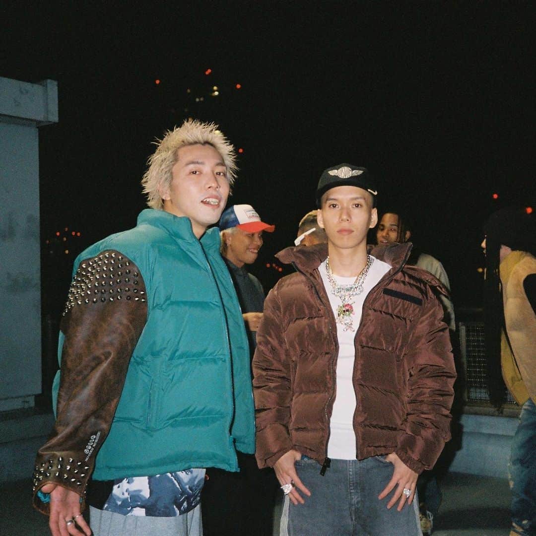 JP THE WAVYのインスタグラム：「10年経っても変わらない周り 変えるのはステージだけ🌊🚀 tomorrow 0am @vividboooy new single ROCK STAR LIFE STYLE feat. JP THE WAVY お楽しみに❤️‍🔥」