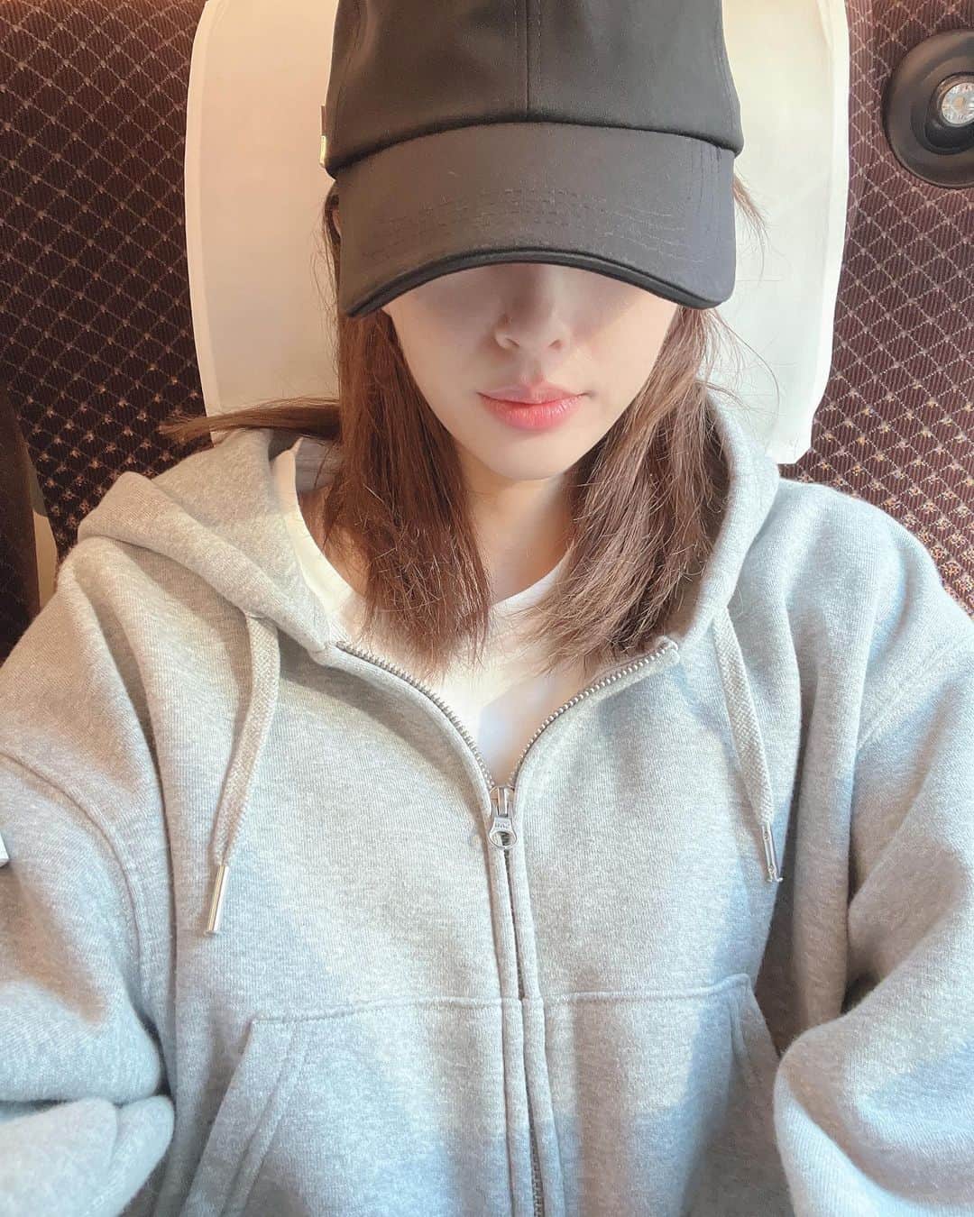 神部美咲のインスタグラム：「始発新幹線で 日帰り大阪ロケ😎  おやすみなさい笑笑」