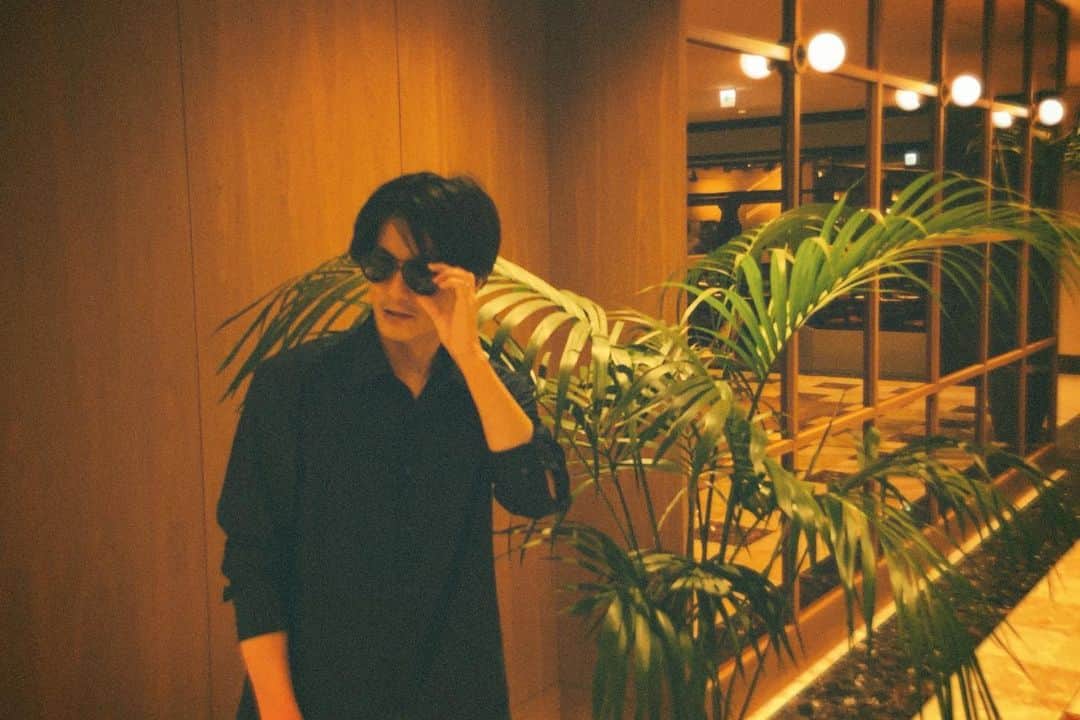 庄野崎謙のインスタグラム：「素敵な出会いがあった1日。🙏✨ みなさんはどんな1日でしたか？  日差しが強いと手放せないアイテム🕶 マスクにサングラスをかけると変な人になっちゃうからね、コロナ禍であまりかけてなかったけど。 最近はよくかけてます✌︎😎  #俳優 #庄野崎謙 #サングラス #ファッション #sunglasses #fashion  #アルマーニ #ARMANI   #席を譲って始まる出会い #素敵な紳士でした #出会いに感謝 #一期一会」