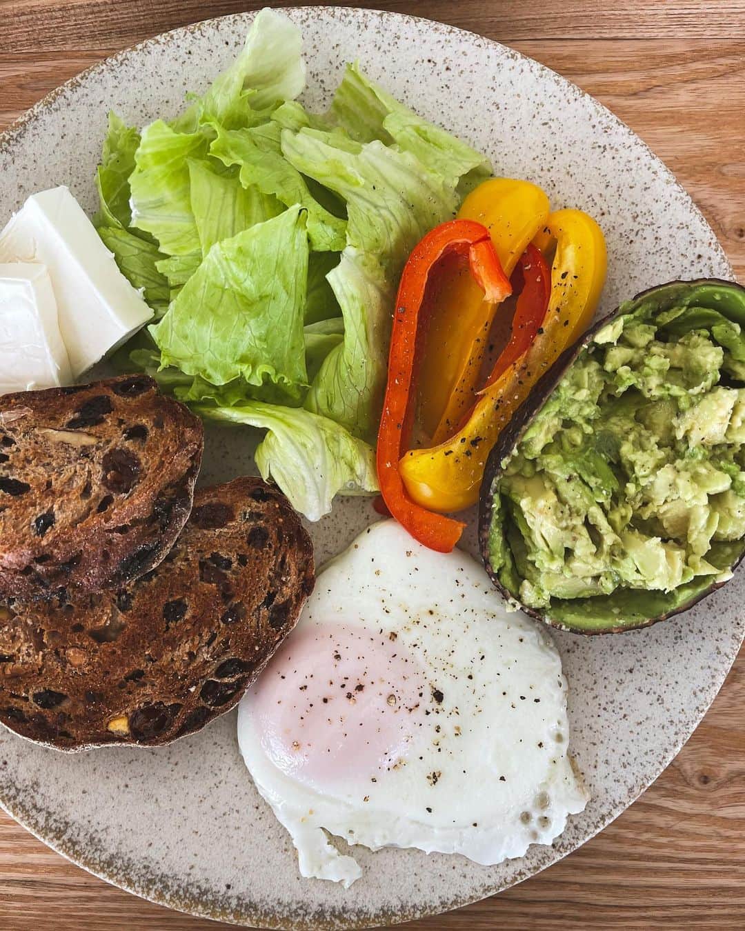 佐々木彩乃のインスタグラム：「小麦欲が止まらない🫠 最近のおうち朝ご飯たち🥑🥪  お皿は大体 @om_official_mo  @seletti  @hmhome」