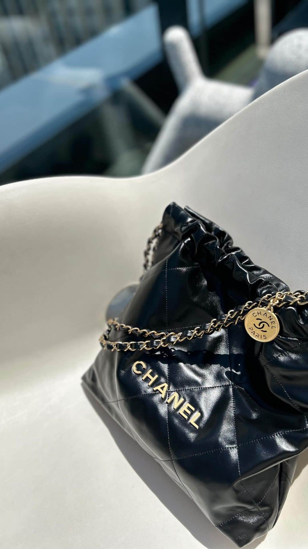 冨張愛のインスタグラム：「#chanel22 🖤🤍」