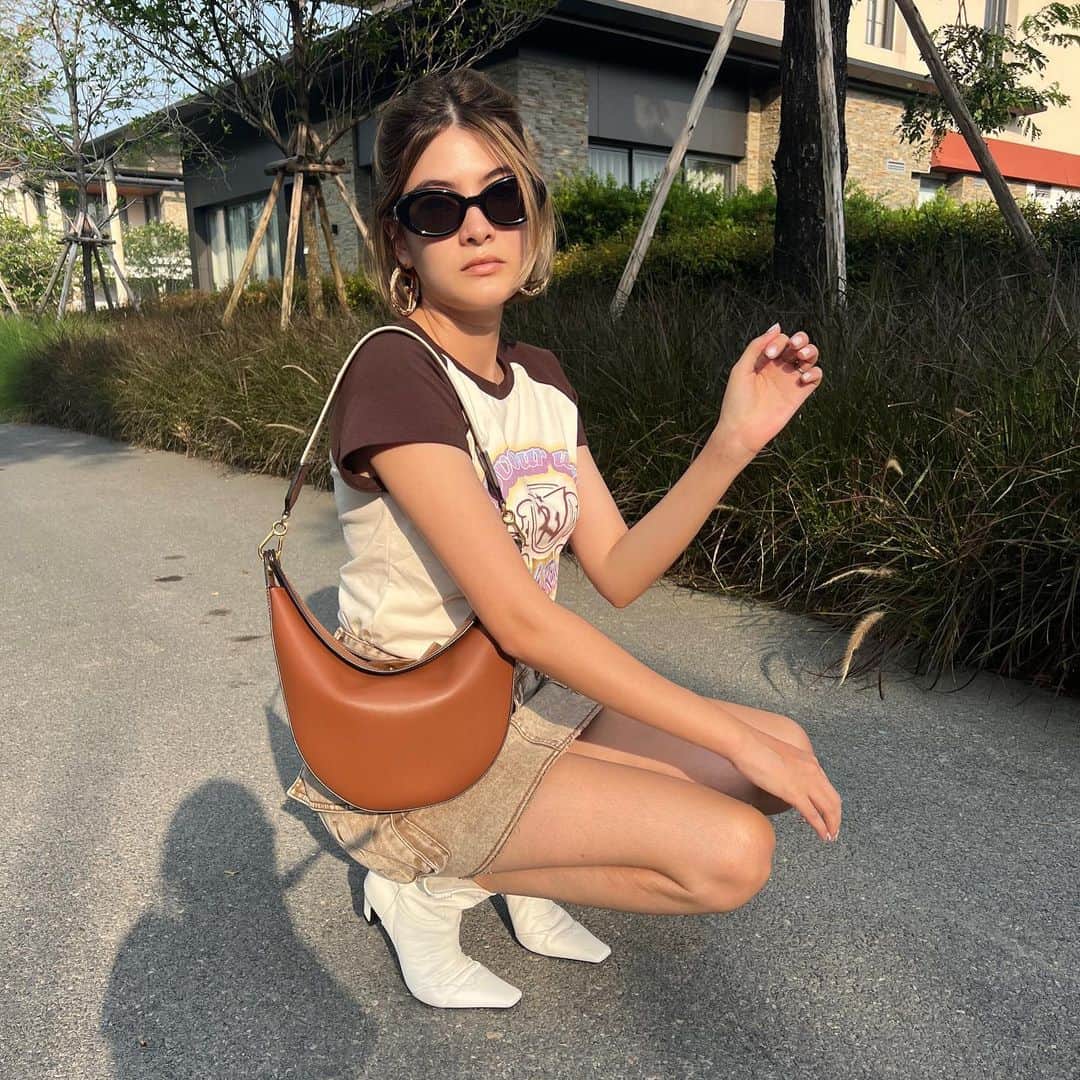 マギー・ラースリー・バーレンシエガーのインスタグラム：「ไม่ต้องให้คุณสาถ่ายให้แล้ว เพราะลูกถ่ายให้ดีกว่า 😝」
