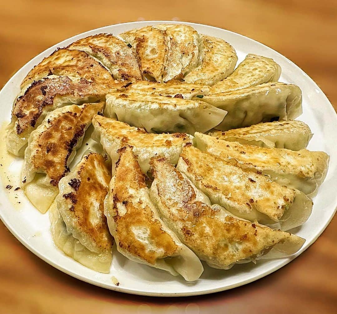 金子貴俊のインスタグラム：「久しぶりに作りました。 「たかパパ餃子」100個 家族の大好物！ 鶏肉で作った餃子は軽くてパクパク食べれちゃう✨ 家餃子が最強だねー♪ #餃子#家餃子」