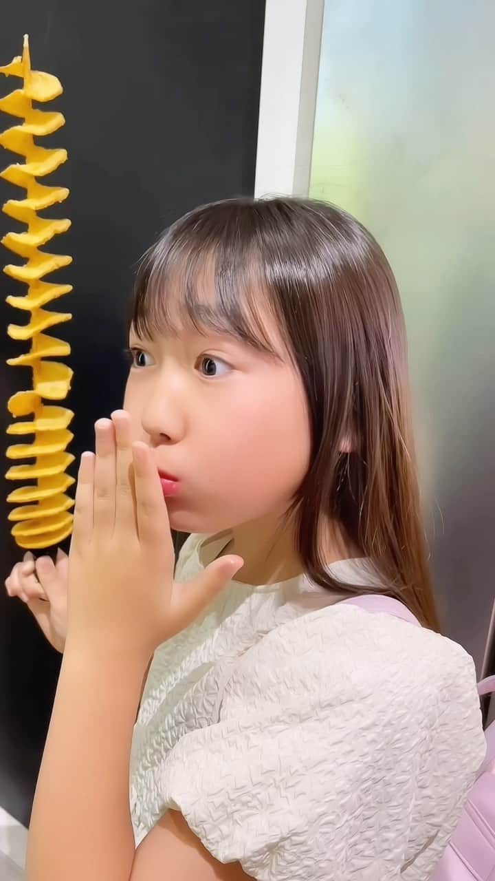 かなのインスタグラム：「． 原宿行ったら絶対食べる長〜いトルネードポテト🍟 ． 普段りきとの習い事に付き合ってもらうことも多いから 杏奈の行きたい場所にもたくさん連れてってあげたいな〜🥰 一番リクエスト多いのは100均✌🏻笑 ． #もぐもぐ#原宿#食べ歩き#ロングポテト#トルネードポテト#娘#小学生#女の子ママ#harajuku」