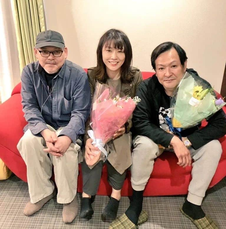 重松隆志のインスタグラム：「よーーやく主演映画、越坂組オーーールアップした！舞台『 #女の子ものがたり 』の次の日から始まった撮影。3月からいろいろいろいろ有り過ぎて無事に終了😭結果めっちゃ楽しかったよ✌️同じく主演の 長谷川千紗 ちゃんと花束をいただき笑顔でクランクアップ😁 越坂監督、全てのスタッフの皆様ありがとうございました❗️完成楽しみにしております。 #映画 #越坂組 #越坂康史 #長谷川千紗 #俳優 #重松隆志」