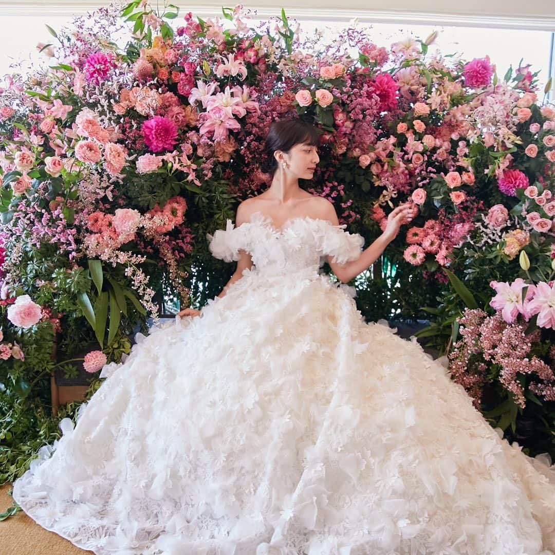 Authentique Authentiqueさんのインスタグラム写真 - (Authentique AuthentiqueInstagram)「. 2023年内花嫁様限定 ELIE SAAB  COLLECTION フェア  世界最高峰のElie Saab（エリー・サーブCOLLECTIONを 集めたフェアをAuthentique銀座にて開催いたします。  世界中の王妃にも愛される最高峰のラグジュアリーブランド ELIE SAABの世界観を是非ご体感くださいませ。 2023年新作Collectionもお披露目予定です🫧  ＜応募条件＞※ご応募〆切5/14まで ・2023年12月までにお式を迎える花嫁様 ・式場と会場がお決まりのお客様 ・提携先以外のお客様かつ会場にお持ち込み許可を頂いている方 ・当日着用のドレスがお決まりでない方  応募方法は、HPのNEWSページ 「ELIESAAB COLLECTION SPECIAL FAIRのお知らせ」 をご覧くださいませ。  皆様のご応募お待ちしてます。   @authentique_weddingdress    #オーセンティックな花嫁 をつけて、 ぜひ素敵なお写真をシェアしてください🕊  #ウエディングドレス #ウェディングドレス #eliesaab  #インポートドレス #オーセンティック銀座」5月11日 19時44分 - authentique_weddingdress