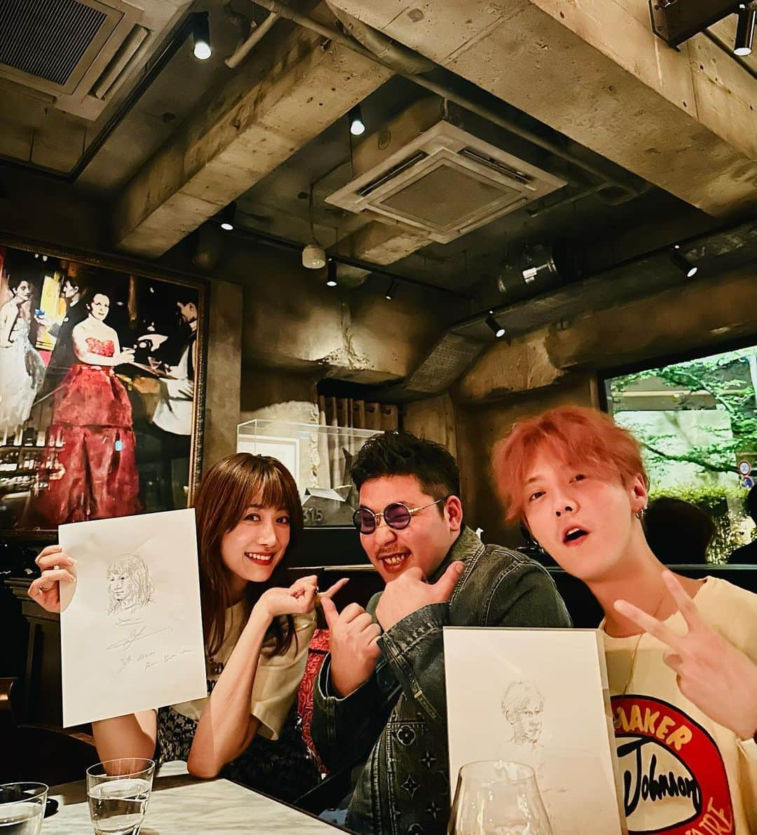 井田幸昌さんのインスタグラム写真 - (井田幸昌Instagram)「Thank you @7_luhan_m and @youn1029  🌸 Fun night at S with @yosuke_suga   ルハンさんとヨンアさんと。 ルハンさん同い年だった。 楽しかった🌝 話盛り上がったのでお礼に似顔絵を。 須賀さんありがと〜。🙏  #鹿晗 #luhan #ヨンア」5月11日 19時44分 - yukimasaida