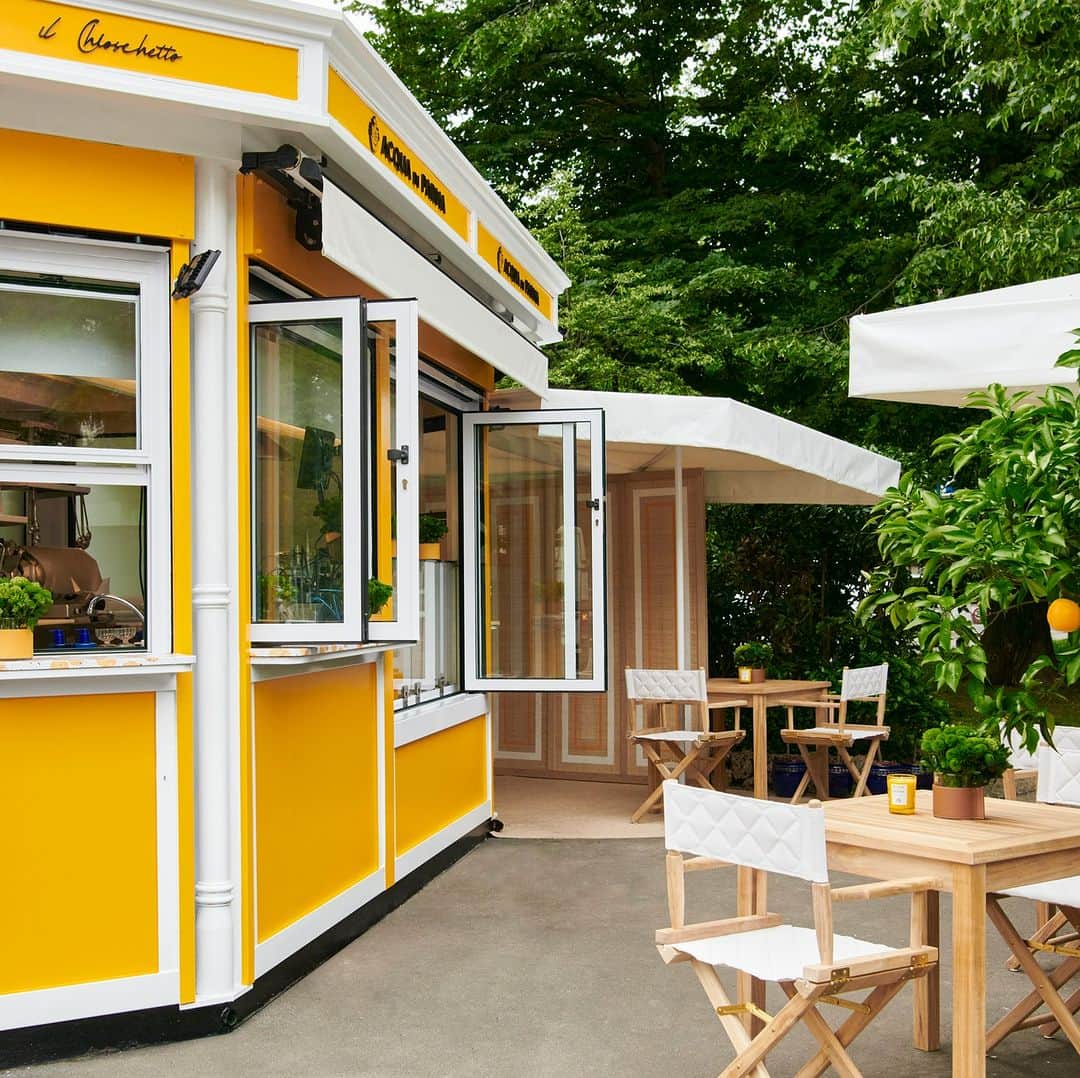 のインスタグラム：「Acqua di Parma presents “Il Chioschetto”, an ephemeral dining kiosk in the heart of Milan, from May 11th to 21st. This Mediterranean haven offers a summer refuge within the city transporting visitors to the sun-kissed shores of Sicily. Welcoming the embrace of the sun, Milan becomes an oasis drenched in an ambiance of vibrant sensations  Via Palestro, 20, Milan  Menu curated by renowned Sicilian chef: @filippocuoco  Art de la Table and silverware: @christofle  Outdoor furniture: @unopiu.official   #AcquadiParma #IlChioschetto #AranciaLaSpugnatura #LimitedEdition」