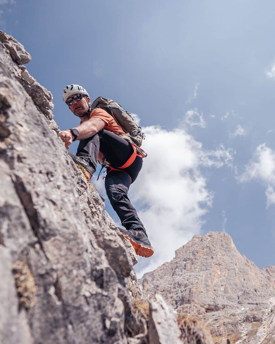 ビブラムのインスタグラム：「Last born of the Viaz franchise, the @akutrekkingfootwear Viaz DFS GTX allows you to enjoy the summer mountain expedition with full confidence and the highest performances, thanks to the Vibram Croda Litebase sole, featuring #VibramLitebase technology and #VibramDurastep compound.  Via @akutrekkingfootwear@akutrekkingfootwear   #Vibram #ConfidenceInEveryStep #YourConnectionToEarth」