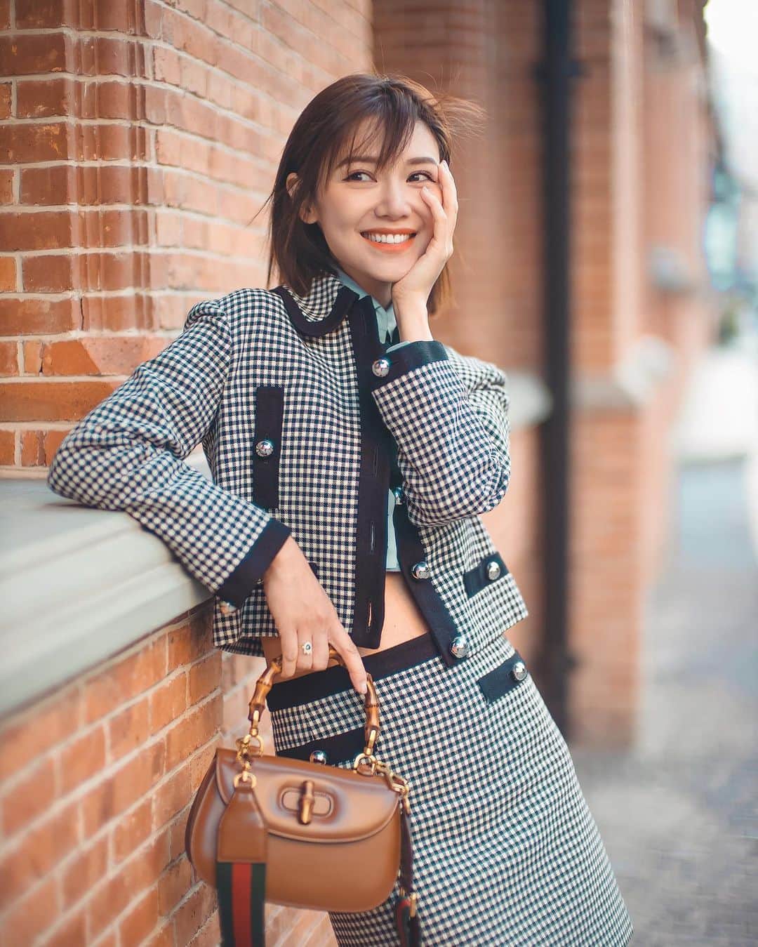 Elva Niのインスタグラム：「走吧 日落來接我們下班啦🌆 @gucci  #guccibamboo1947」