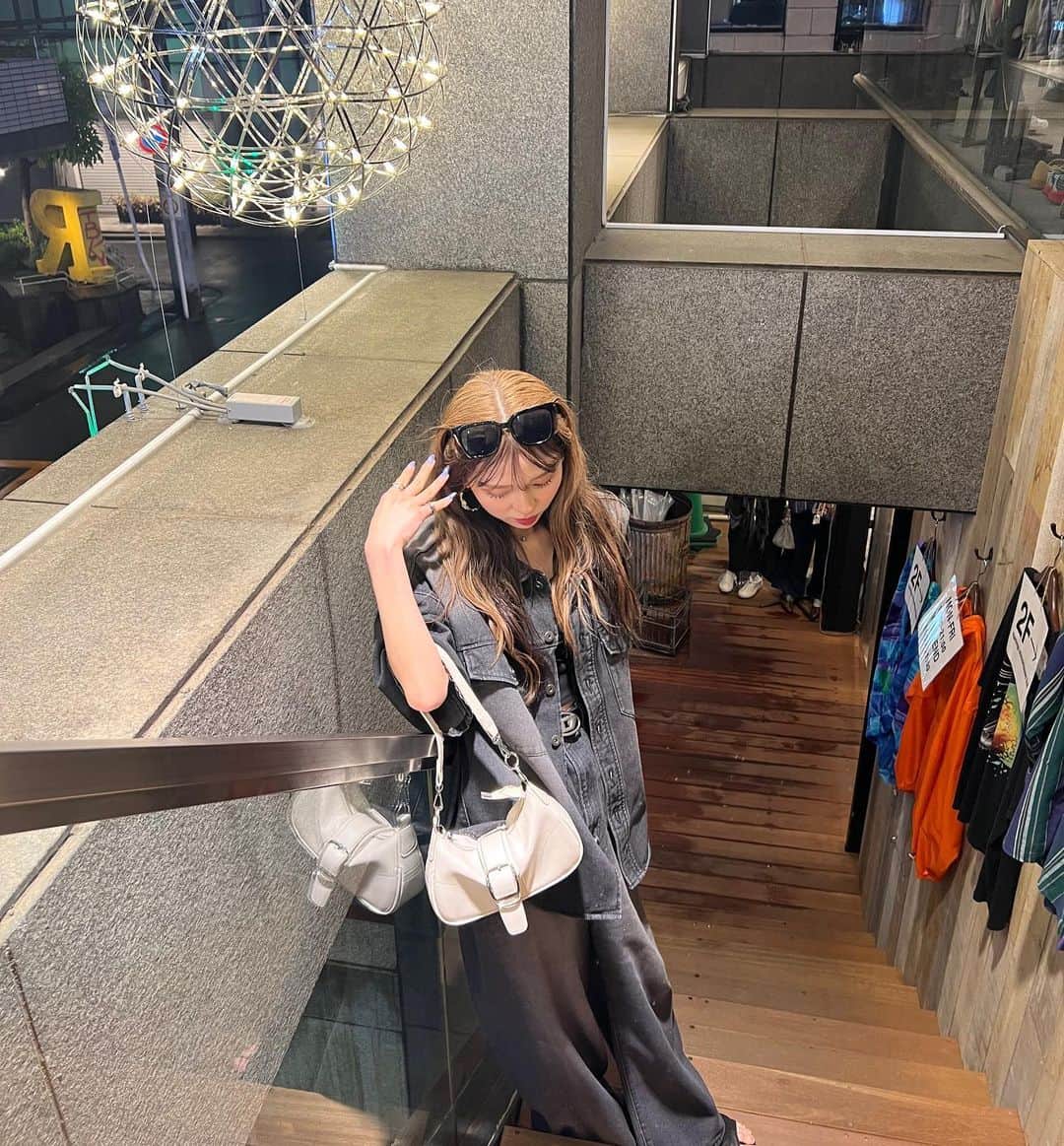 のインスタグラム：「#mayus_style_ 🤍🩶  このセットアップ激カワッ👍🏻🩶  下北沢で古着屋さん見てきたのー！」