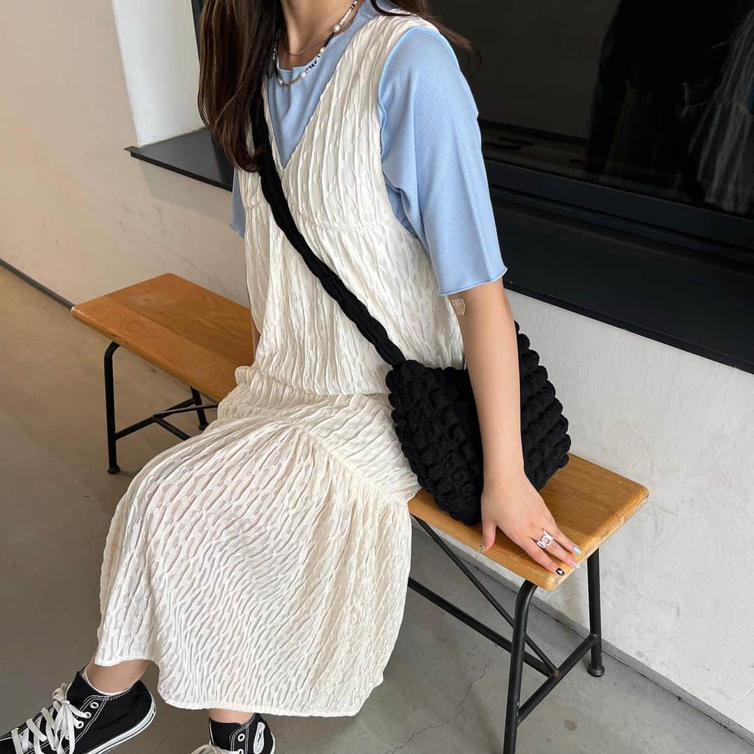 nemneさんのインスタグラム写真 - (nemneInstagram)「《 5/16（tue）12:00- / ジャガードシアーワンピース🥣　》  みなさんこんばんは🌙  今回は16日（火）12:00-販売のジャガードシアーワンピースのご紹介🤍  オールシーズン着用でき、着るたびにふんわりと揺れて気分の上がるワンピース。  表情のある表面感はコーデを華やかに仕上げてくれます。 アイロンいらずなのも嬉しいポイント。  フロントは顔周りをスッキリと見せるVネック、バックはリボンが施されたデザイン性のある仕様に。  この夏大活躍間違いなしの一枚です🍃  保存してチェックしておいてね 🤍  .  【低身長サイズあり】ジャガードシアーワンピース price ：￥4,296（tax in） アイテム品番：NM1727 サイズ展開：S.M  .  #古着好きな人と繋がりたい #お洒落さんと繋がりたい #服好きな人と繋がりたい #今日のコーデ #きょコ #ファッションコーデ #プチプラコーデ #韓国ファッション #韓国コーデ #春コーデ #春服 #nemne  #おねんね倶楽部」5月11日 19時52分 - nemne_store