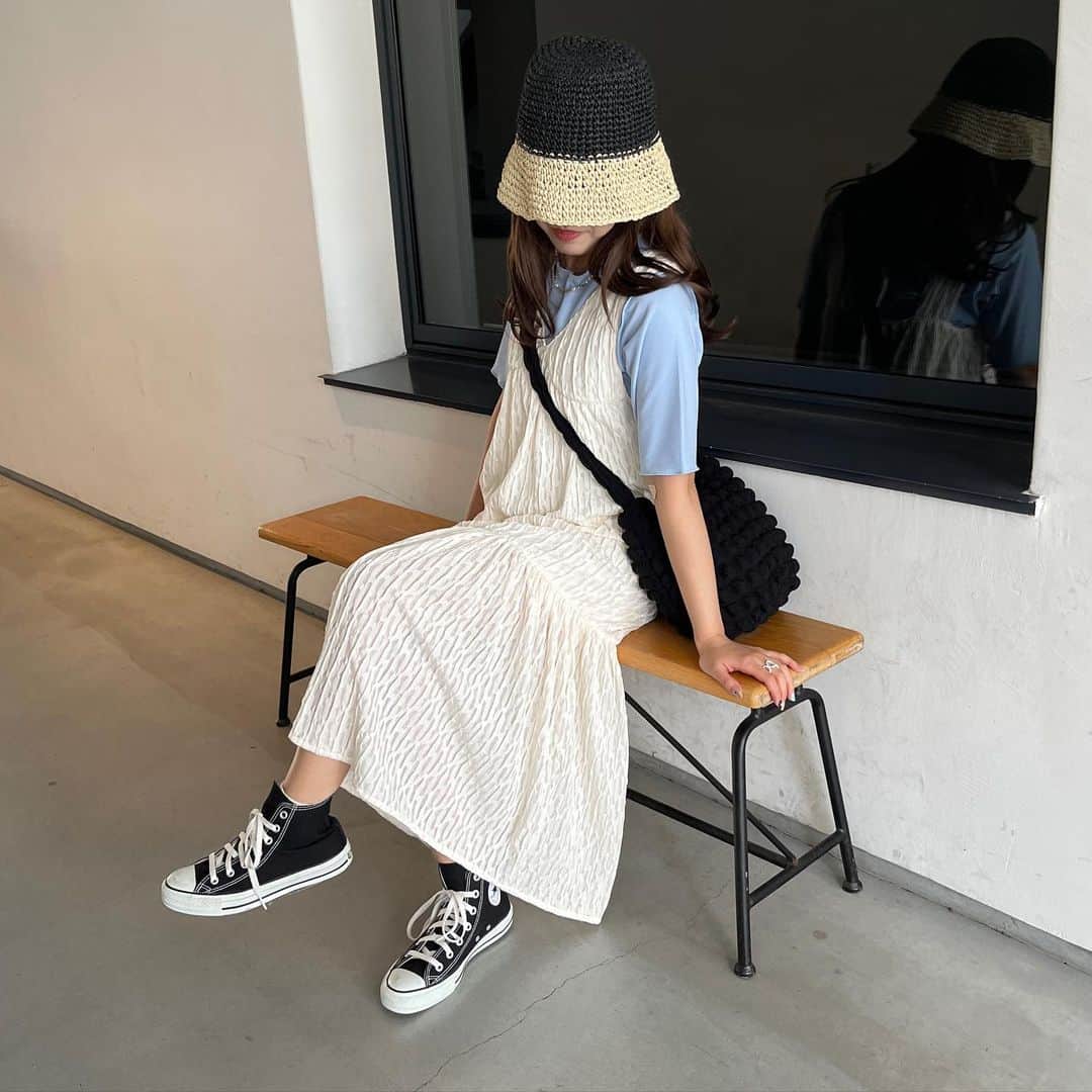nemneさんのインスタグラム写真 - (nemneInstagram)「《 5/16（tue）12:00- / ジャガードシアーワンピース🥣　》  みなさんこんばんは🌙  今回は16日（火）12:00-販売のジャガードシアーワンピースのご紹介🤍  オールシーズン着用でき、着るたびにふんわりと揺れて気分の上がるワンピース。  表情のある表面感はコーデを華やかに仕上げてくれます。 アイロンいらずなのも嬉しいポイント。  フロントは顔周りをスッキリと見せるVネック、バックはリボンが施されたデザイン性のある仕様に。  この夏大活躍間違いなしの一枚です🍃  保存してチェックしておいてね 🤍  .  【低身長サイズあり】ジャガードシアーワンピース price ：￥4,296（tax in） アイテム品番：NM1727 サイズ展開：S.M  .  #古着好きな人と繋がりたい #お洒落さんと繋がりたい #服好きな人と繋がりたい #今日のコーデ #きょコ #ファッションコーデ #プチプラコーデ #韓国ファッション #韓国コーデ #春コーデ #春服 #nemne  #おねんね倶楽部」5月11日 19時52分 - nemne_store