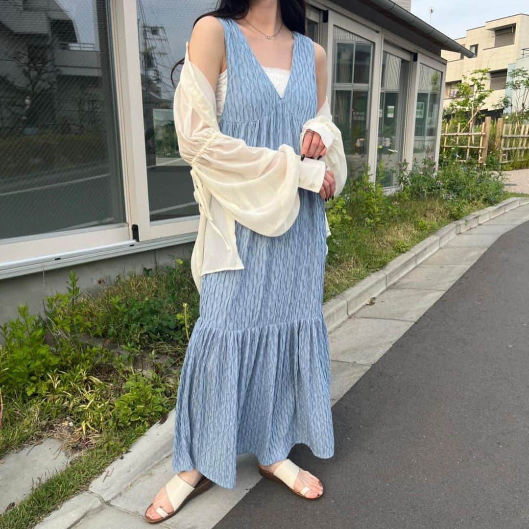 nemneさんのインスタグラム写真 - (nemneInstagram)「《 5/16（tue）12:00- / ジャガードシアーワンピース🥣　》  みなさんこんばんは🌙  今回は16日（火）12:00-販売のジャガードシアーワンピースのご紹介🤍  オールシーズン着用でき、着るたびにふんわりと揺れて気分の上がるワンピース。  表情のある表面感はコーデを華やかに仕上げてくれます。 アイロンいらずなのも嬉しいポイント。  フロントは顔周りをスッキリと見せるVネック、バックはリボンが施されたデザイン性のある仕様に。  この夏大活躍間違いなしの一枚です🍃  保存してチェックしておいてね 🤍  .  【低身長サイズあり】ジャガードシアーワンピース price ：￥4,296（tax in） アイテム品番：NM1727 サイズ展開：S.M  .  #古着好きな人と繋がりたい #お洒落さんと繋がりたい #服好きな人と繋がりたい #今日のコーデ #きょコ #ファッションコーデ #プチプラコーデ #韓国ファッション #韓国コーデ #春コーデ #春服 #nemne  #おねんね倶楽部」5月11日 19時52分 - nemne_store