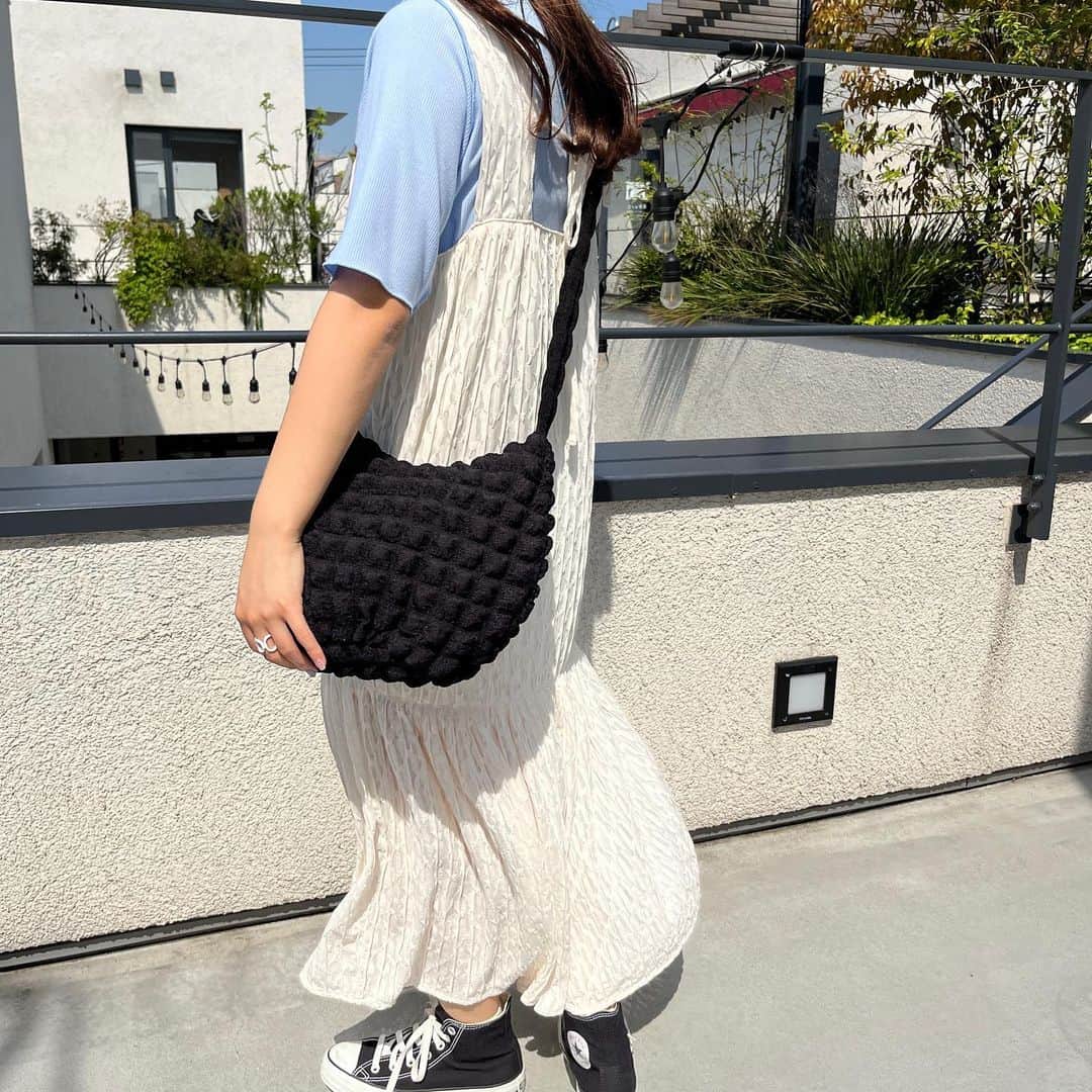 nemneさんのインスタグラム写真 - (nemneInstagram)「《 5/16（tue）12:00- / ジャガードシアーワンピース🥣　》  みなさんこんばんは🌙  今回は16日（火）12:00-販売のジャガードシアーワンピースのご紹介🤍  オールシーズン着用でき、着るたびにふんわりと揺れて気分の上がるワンピース。  表情のある表面感はコーデを華やかに仕上げてくれます。 アイロンいらずなのも嬉しいポイント。  フロントは顔周りをスッキリと見せるVネック、バックはリボンが施されたデザイン性のある仕様に。  この夏大活躍間違いなしの一枚です🍃  保存してチェックしておいてね 🤍  .  【低身長サイズあり】ジャガードシアーワンピース price ：￥4,296（tax in） アイテム品番：NM1727 サイズ展開：S.M  .  #古着好きな人と繋がりたい #お洒落さんと繋がりたい #服好きな人と繋がりたい #今日のコーデ #きょコ #ファッションコーデ #プチプラコーデ #韓国ファッション #韓国コーデ #春コーデ #春服 #nemne  #おねんね倶楽部」5月11日 19時52分 - nemne_store
