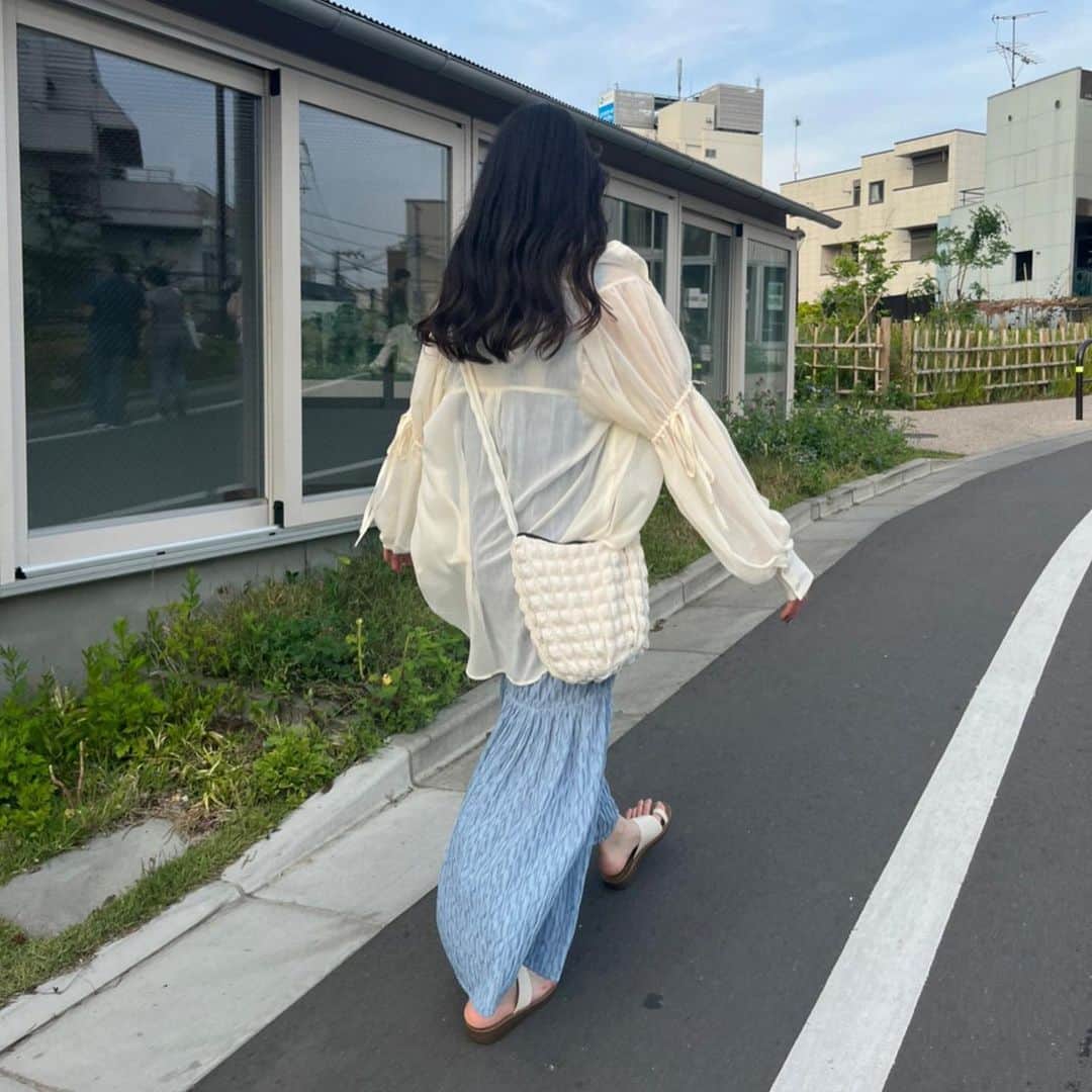 nemneさんのインスタグラム写真 - (nemneInstagram)「《 5/16（tue）12:00- / ジャガードシアーワンピース🥣　》  みなさんこんばんは🌙  今回は16日（火）12:00-販売のジャガードシアーワンピースのご紹介🤍  オールシーズン着用でき、着るたびにふんわりと揺れて気分の上がるワンピース。  表情のある表面感はコーデを華やかに仕上げてくれます。 アイロンいらずなのも嬉しいポイント。  フロントは顔周りをスッキリと見せるVネック、バックはリボンが施されたデザイン性のある仕様に。  この夏大活躍間違いなしの一枚です🍃  保存してチェックしておいてね 🤍  .  【低身長サイズあり】ジャガードシアーワンピース price ：￥4,296（tax in） アイテム品番：NM1727 サイズ展開：S.M  .  #古着好きな人と繋がりたい #お洒落さんと繋がりたい #服好きな人と繋がりたい #今日のコーデ #きょコ #ファッションコーデ #プチプラコーデ #韓国ファッション #韓国コーデ #春コーデ #春服 #nemne  #おねんね倶楽部」5月11日 19時52分 - nemne_store