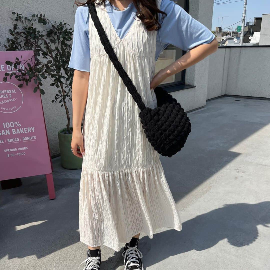nemneさんのインスタグラム写真 - (nemneInstagram)「《 5/16（tue）12:00- / ジャガードシアーワンピース🥣　》  みなさんこんばんは🌙  今回は16日（火）12:00-販売のジャガードシアーワンピースのご紹介🤍  オールシーズン着用でき、着るたびにふんわりと揺れて気分の上がるワンピース。  表情のある表面感はコーデを華やかに仕上げてくれます。 アイロンいらずなのも嬉しいポイント。  フロントは顔周りをスッキリと見せるVネック、バックはリボンが施されたデザイン性のある仕様に。  この夏大活躍間違いなしの一枚です🍃  保存してチェックしておいてね 🤍  .  【低身長サイズあり】ジャガードシアーワンピース price ：￥4,296（tax in） アイテム品番：NM1727 サイズ展開：S.M  .  #古着好きな人と繋がりたい #お洒落さんと繋がりたい #服好きな人と繋がりたい #今日のコーデ #きょコ #ファッションコーデ #プチプラコーデ #韓国ファッション #韓国コーデ #春コーデ #春服 #nemne  #おねんね倶楽部」5月11日 19時52分 - nemne_store