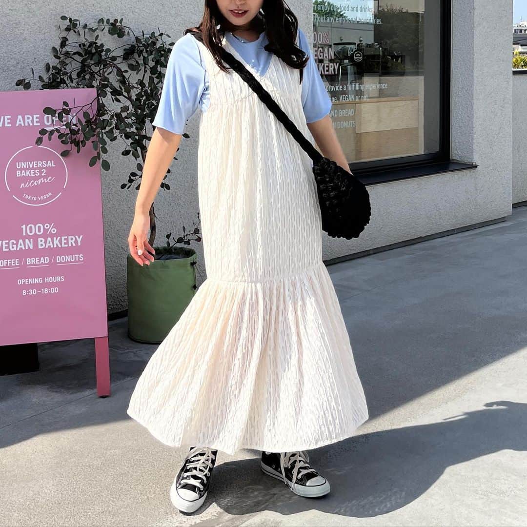 nemneさんのインスタグラム写真 - (nemneInstagram)「《 5/16（tue）12:00- / ジャガードシアーワンピース🥣　》  みなさんこんばんは🌙  今回は16日（火）12:00-販売のジャガードシアーワンピースのご紹介🤍  オールシーズン着用でき、着るたびにふんわりと揺れて気分の上がるワンピース。  表情のある表面感はコーデを華やかに仕上げてくれます。 アイロンいらずなのも嬉しいポイント。  フロントは顔周りをスッキリと見せるVネック、バックはリボンが施されたデザイン性のある仕様に。  この夏大活躍間違いなしの一枚です🍃  保存してチェックしておいてね 🤍  .  【低身長サイズあり】ジャガードシアーワンピース price ：￥4,296（tax in） アイテム品番：NM1727 サイズ展開：S.M  .  #古着好きな人と繋がりたい #お洒落さんと繋がりたい #服好きな人と繋がりたい #今日のコーデ #きょコ #ファッションコーデ #プチプラコーデ #韓国ファッション #韓国コーデ #春コーデ #春服 #nemne  #おねんね倶楽部」5月11日 19時52分 - nemne_store