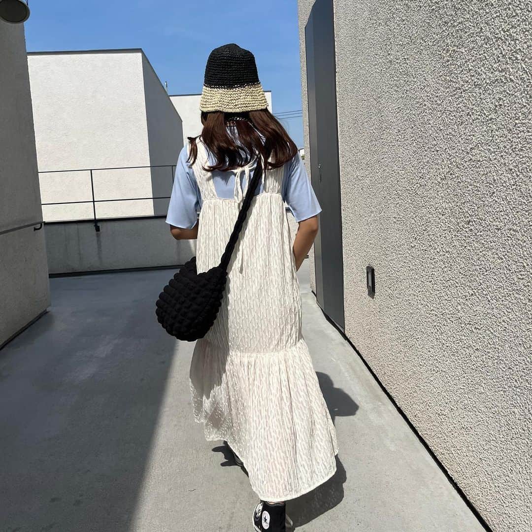 nemneさんのインスタグラム写真 - (nemneInstagram)「《 5/16（tue）12:00- / ジャガードシアーワンピース🥣　》  みなさんこんばんは🌙  今回は16日（火）12:00-販売のジャガードシアーワンピースのご紹介🤍  オールシーズン着用でき、着るたびにふんわりと揺れて気分の上がるワンピース。  表情のある表面感はコーデを華やかに仕上げてくれます。 アイロンいらずなのも嬉しいポイント。  フロントは顔周りをスッキリと見せるVネック、バックはリボンが施されたデザイン性のある仕様に。  この夏大活躍間違いなしの一枚です🍃  保存してチェックしておいてね 🤍  .  【低身長サイズあり】ジャガードシアーワンピース price ：￥4,296（tax in） アイテム品番：NM1727 サイズ展開：S.M  .  #古着好きな人と繋がりたい #お洒落さんと繋がりたい #服好きな人と繋がりたい #今日のコーデ #きょコ #ファッションコーデ #プチプラコーデ #韓国ファッション #韓国コーデ #春コーデ #春服 #nemne  #おねんね倶楽部」5月11日 19時52分 - nemne_store