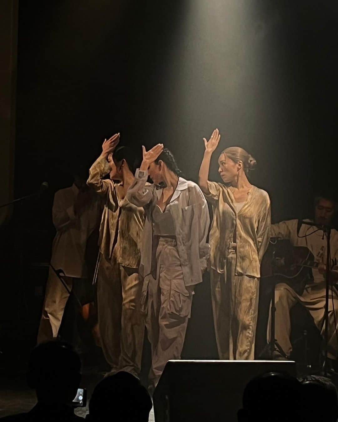 レイヤマダさんのインスタグラム写真 - (レイヤマダInstagram)「デビュー10周年ツアーファイナル in 東京💜  #レイヤマダ #デビュー10周年 #ツアーファイナル #東京 #ありがとう  @osaka_kounosuke  @drums_imaken  @kohey.morita  @aflo_san @yurisabelle  @arma8825」5月11日 19時52分 - rayyamada_dayo