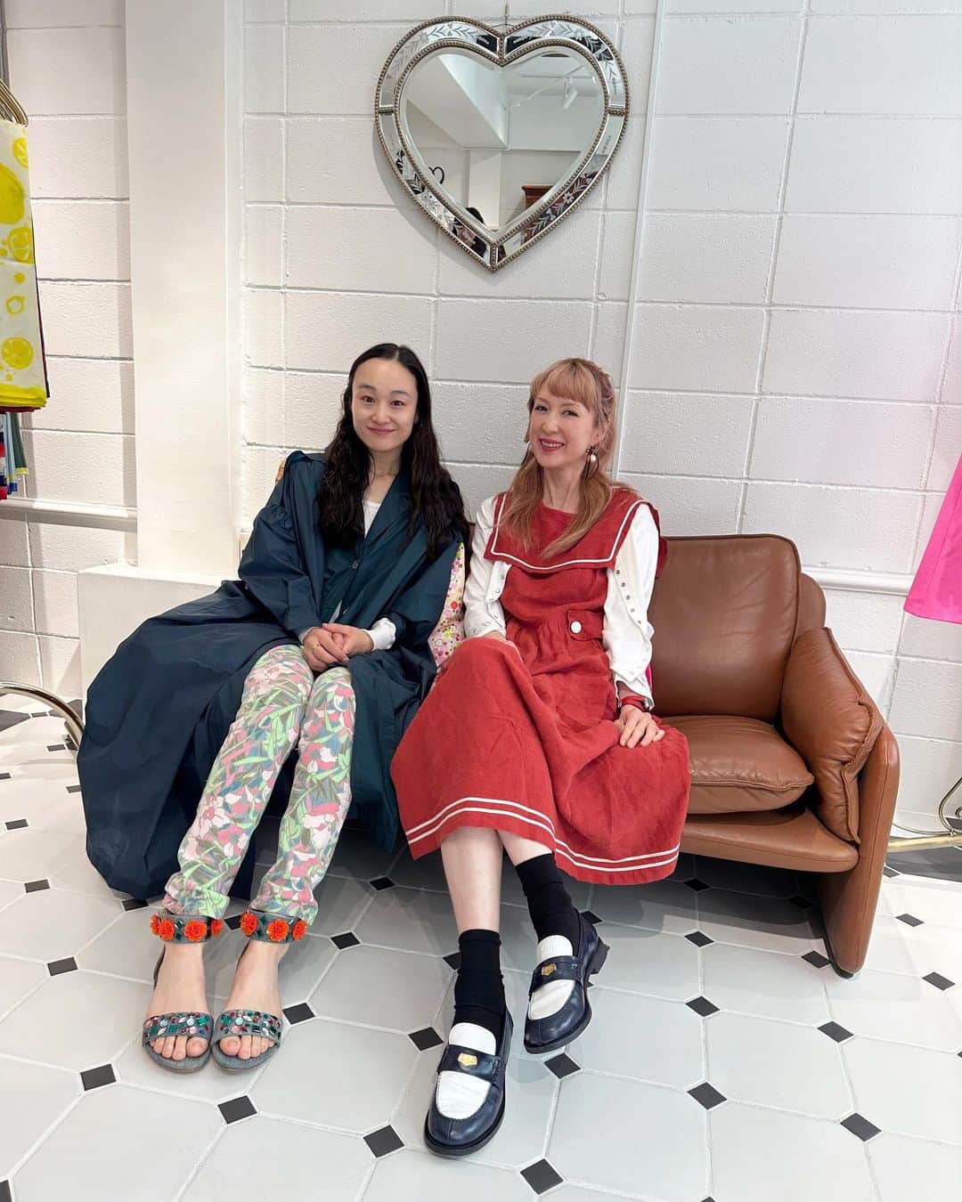 のインスタグラム：「女優の小野ゆり子ちゃんとランチ🍽️の前に @sforshoko 青山店にも遊びに来てくれました✨ ゆり子ちゃんとは、共通の友人である米田有希ちゃん @akiyoneda を通して知り合いましたが、たくさんの繋がりがあったり、共通の友達が何人も居て、話が尽きず、と〜っても楽しい時間でした🎶 私のデザインした、ピンクのツイードベレー帽も気に入ってくれて嬉しい💞(写真2枚目、最高にお似合い❣️) 人の引き寄せって、必然的に、自然に訪れるのが何よりで、HAPPYな出会いにも有希ちゃんにも感謝です💫 @yurikoono_official」