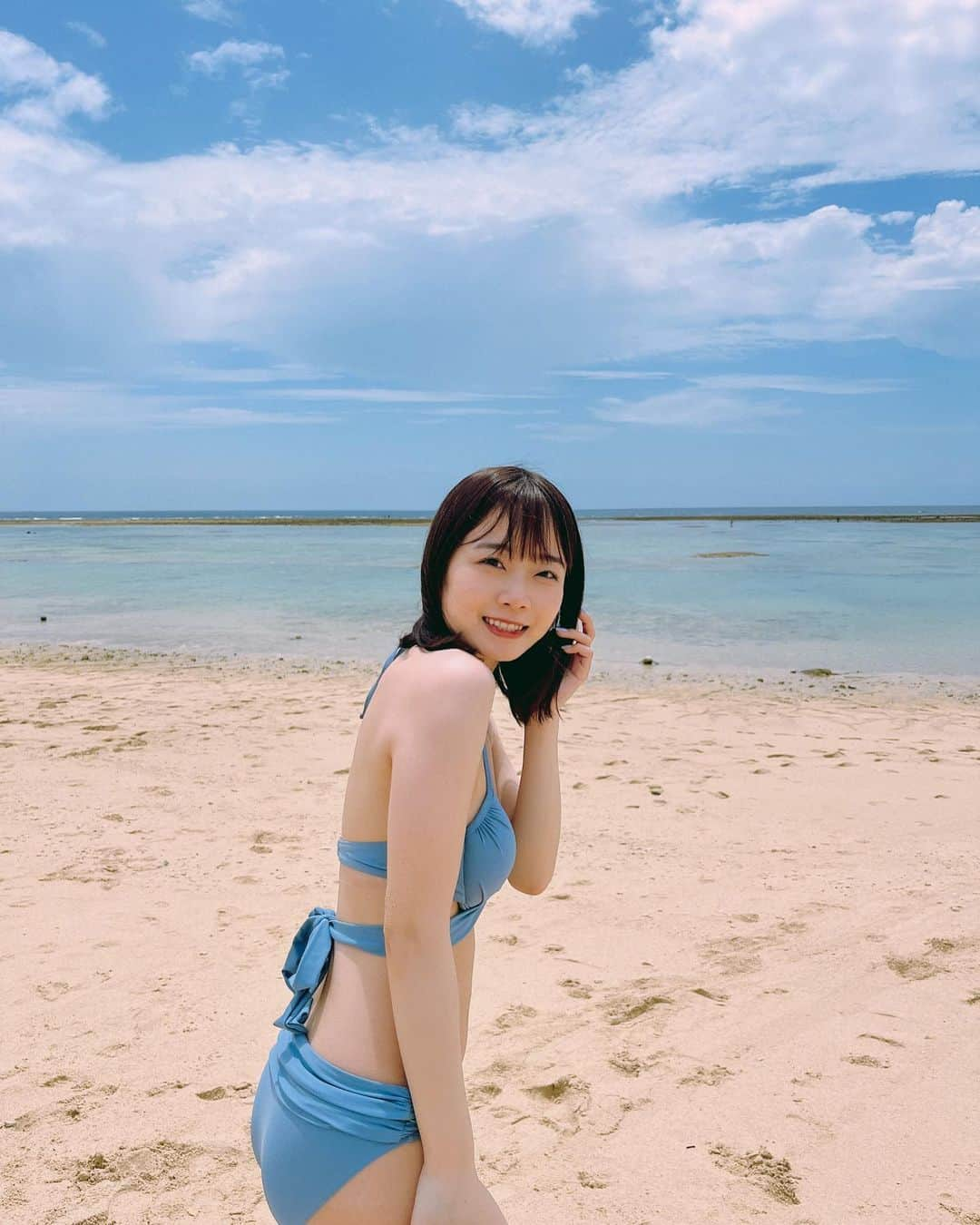 渡辺まおのインスタグラム：「海🏝  風強すぎ、日差し強すぎで目があかなかった、、、😂」