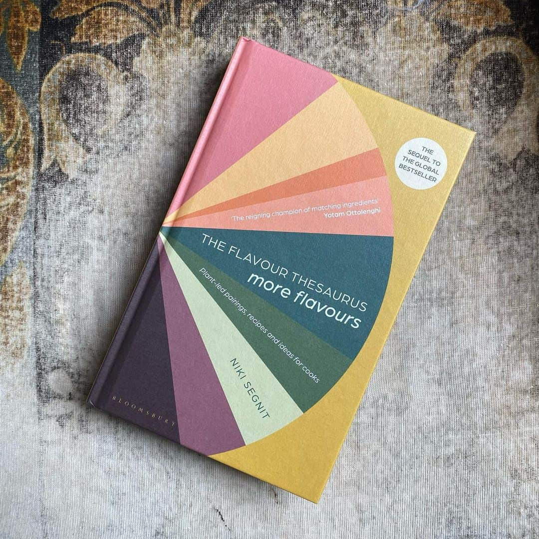 ナイジェラ・ローソンさんのインスタグラム写真 - (ナイジェラ・ローソンInstagram)「And a great big #CookbookCorner shout-out to @nikisegnit’s sequel to her Flavour Thesaurus, #MoreFlavours,  which is of course a complete joy. Allow me a short quote from it: “Garlic bulbs are warm-hearted inveiglers. Fennel bulbs are cold and aloof, keeping their charms to themselves. Cooked together, garlic distracts from the hint of sweetness in fennel that some people find off-putting. Not that fennel cares if you like it or not.”」5月11日 20時05分 - nigellalawson