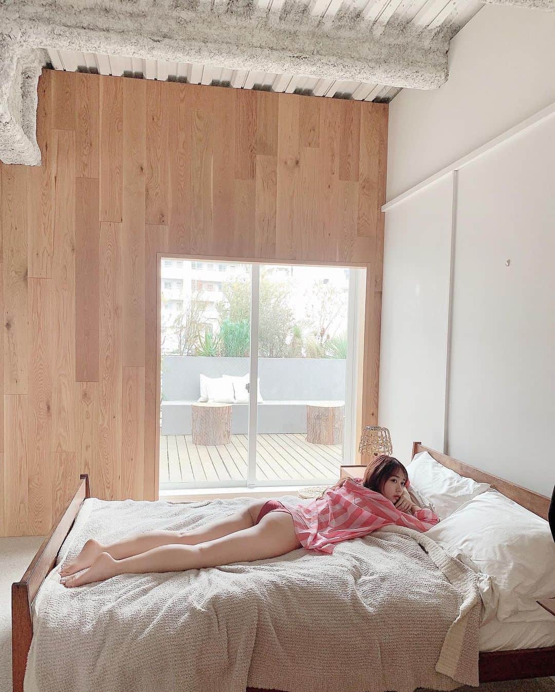 のインスタグラム：「🏠🌱  正直、圧倒的インドアなのでできるだけベットの上から動きたくないのですが最近はなるべく外に出て色んな発見をできるように心がけてます😌  でも家がすき〜〜🫠🫶🏻   #EX大衆  #グラビア  #オフショット  #水着  #instagood  #instadaily  #photo  #gravure  #home  #love」