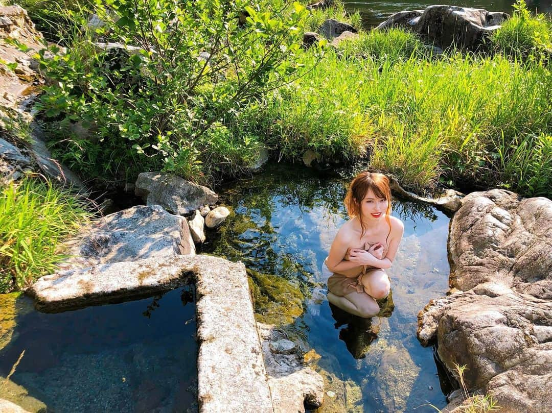 和田真里のインスタグラム：「日本の温泉は素晴らしい♨️!! 銀座の夜にお待ちしております꒰( ՞•֊•՞ )꒱ﾓｺ ． #温泉モデル #温泉女子 #グラドル  #出雲 #クラブ花葡萄  #銭湯 #露天風呂 #混浴 #混浴露天風呂 #野湯 #秘湯  #camera #photo #travel #YouTube  #一人旅 #旅好きな人と繋がりたい #旅スタグラム #銀座 #銀座ホステス #銀座クラブ #歌舞伎町 #六本木  #キャバ嬢 #ラウンジ嬢 #スナック #ガールズバー #ホスト  #ホステス #わだまり」