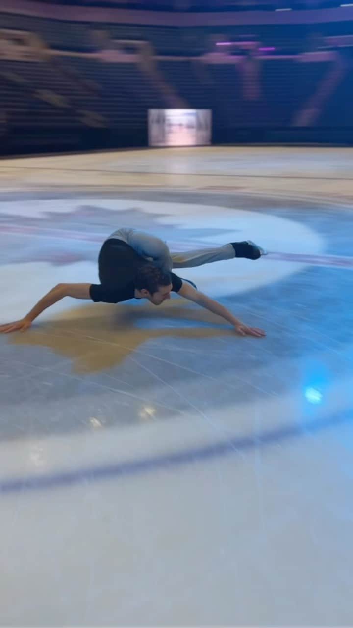 ジェイソン・ブラウンのインスタグラム：「Winnipeg, Saskatoon, Edmonton, and Calgary this week… LET’S GO! 💥 @starsonice   🎥: @pchan31   #soi2023 #starsonice #skating #figureskating #iceskating #canada #tour #arena #tourlife #travel #iceshow #show」