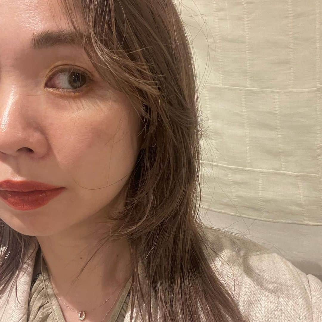 Love_Lifeさんのインスタグラム写真 - (Love_LifeInstagram)「New Hair  娘が原宿に行きたいと言ったからチャンスと！ 早くも2回目行ってきました。  今回もお任せで、、 めちゃくちゃ素敵なシャレ色 我ながら垢抜けたと思う☺️  昨日、都内から帰省されてるお客様に何色？って聞かれたけどよく分からず、笑 でも良い色って、、  @nanuk_takahashi.buri さんに同じ色にしてもらうって言って頂き嬉しかったです！  ファッションもヘアスタイルも安定も心地良いけどドキドキワクワク楽しむ心も大切にしたい、、」5月11日 20時15分 - _by_ami