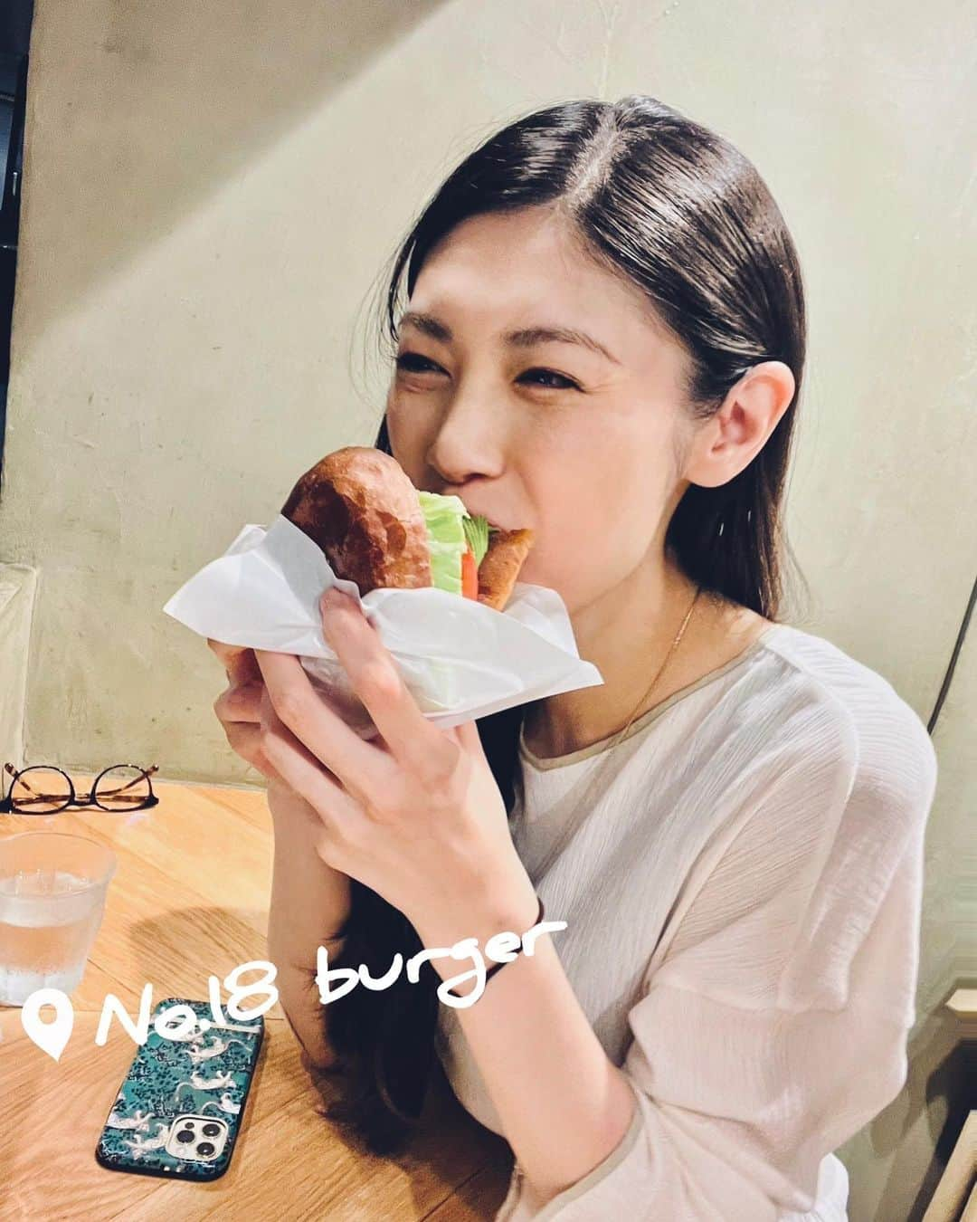 加藤侑紀のインスタグラム：「🍔 開店前就到場排隊終於吃到傳說中的No.18漢堡‼️🥹實在是太好吃只好重複『一級棒好吃‼️😳』這句😹    開店前から並んで念願のNo.18さんのハンバーーガーー‼️🥹おいしすぎて『いちばんおいしい‼️😳』を繰り返す他なかった😹(語彙力どこいった)        #no18ハンバーガーダイニングアンドバー  #ナンバージュウハチ #no18ダイニングバー  #チェダーチーズバーガー  #アボカドハンバーガー  #🥑🍔 #ハンバーガー巡り🍔  #ハンバーガー屋巡り  #東池袋グルメ  #いちばんおいしい  #漢堡控 #吃漢堡 #漢堡推薦 #池袋美食 #東京池袋  #池袋観光  #池袋グルメバーガー #おすすめハンバーガー  #大胃女王 #吃到爽 #大食い女王 #食べてる時がしあわせ #最幸福的就是吃 #よく食べる女子 #大胃女子的日常 #私の食生活  #語彙力の無さ」