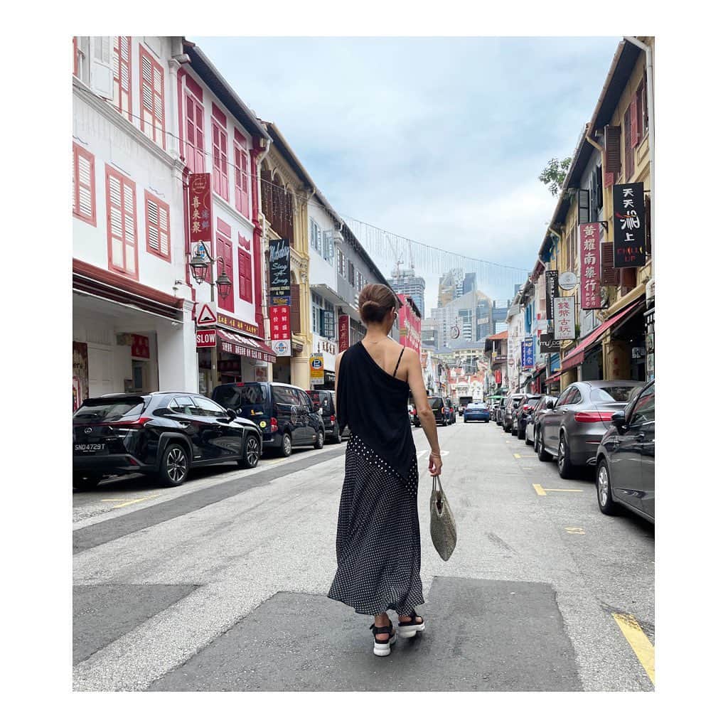 稲沢朋子さんのインスタグラム写真 - (稲沢朋子Instagram)「LOVE❤️Singapore🇸🇬 チャイナタウンへ➡️動画  息子くんドリアンをチャレンジかーと思いきや。。笑　失敗におわる。  #Singapore #trip #family」5月11日 20時07分 - ina_tomo