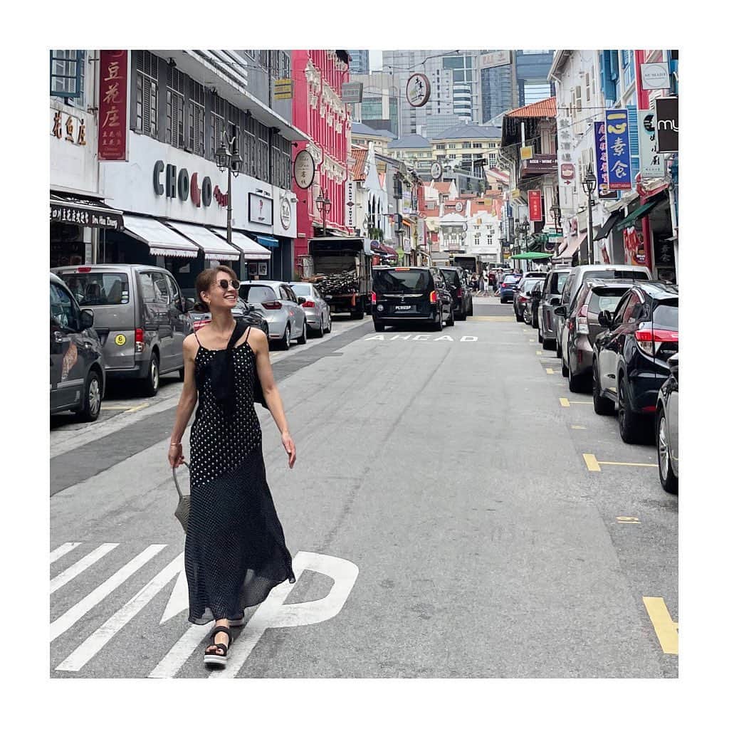 稲沢朋子さんのインスタグラム写真 - (稲沢朋子Instagram)「LOVE❤️Singapore🇸🇬 チャイナタウンへ➡️動画  息子くんドリアンをチャレンジかーと思いきや。。笑　失敗におわる。  #Singapore #trip #family」5月11日 20時07分 - ina_tomo