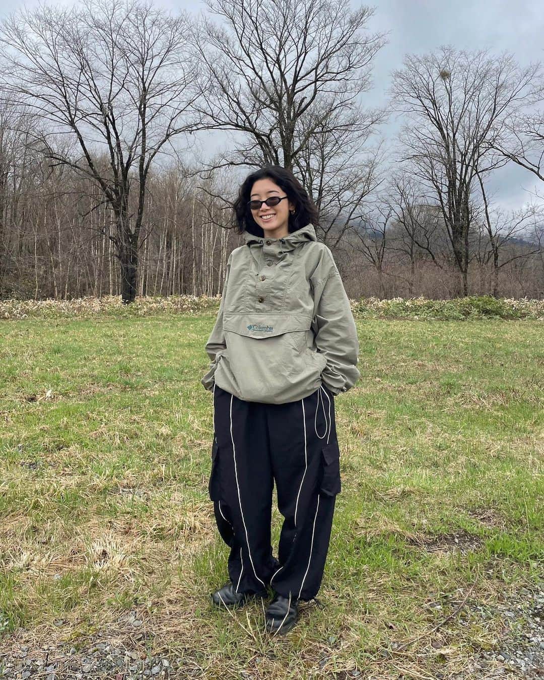yuikoのインスタグラム：「GWは北海道にある牧場のボランティアへ🐎🏔このことはまた詳しくポストする💫 毎日作業着コーデを撮ってもらってたので先にアップ👩🏽‍🌾 今日発売した @suwdee_official thin line nylon pt ウエストゴム、裾にドローコード、太めのレングスでとにかく動きやすかった(牧場の作業員目線でごめんなさいw シティで履くならローファーとかジャケットと合わせて外しでこのパンツとかかわよさそう♡ #suwdee#suwdeesnap」