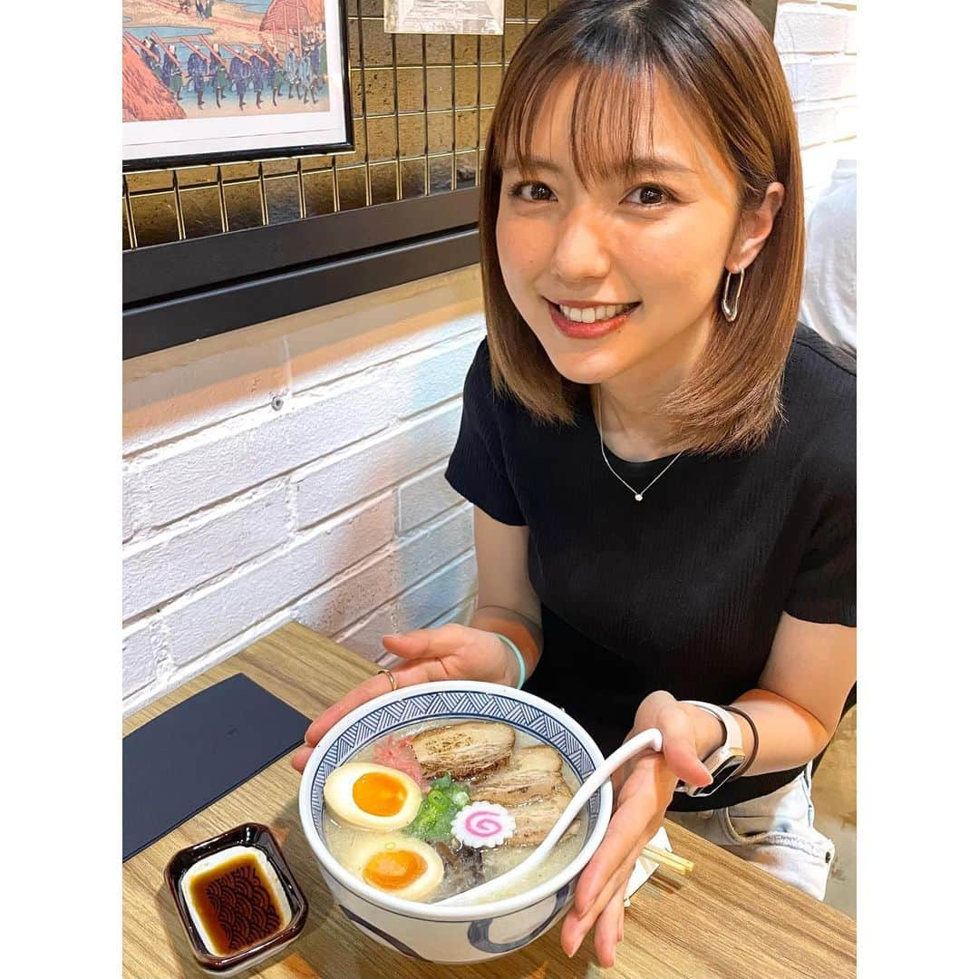 真野恵里菜のインスタグラム：「🍜🍥 マドリードで日本人の方がやっているラーメン屋さん😋 この日は豚骨塩ラーメンをいただきました🍜 . . これだ〜！！って日本の味を感じるスープに 炙り焼豚がたまらなかった！！ 海外生活でも美味しいラーメンが食べられて幸せでした🤍 . . ちょっと前に行ったんだけど 投稿するのに写真見てたらもう食べたくなった🥹 #豚骨塩ラーメン #ラーメン #🍜 #美味しかった #幸せ　 #スペイン生活 #マドリード」