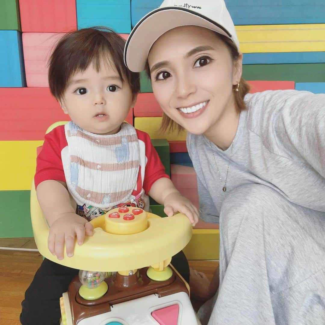 C’kのインスタグラム：「ママ友さんと子供達遊ばせてからのランチ❤️🍴  ぼっちゃんは可愛い子ちゃんとドライブデート👦🧒🏼💓  ちっちゃい子ってなんでこんなに可愛いんだろー😍 体力とお金があれば沢山産みたいと思っちゃうのは私だけ❓😂笑  でも育児って本当大変❗️ 大変さは人それぞれだと思うけど…全国のママパパさん皆共通よね✊ 簡単には語れない💓 でも大変さの何倍もHappyがある🥰  だからがんばれるんだよねー😆  今日はママ友さんと話したい事も沢山あっておすすめのお蕎麦屋さんにも連れて行ってもらってコスパ最強な御膳を頂きパワー付けて帰ってきました😝  こんなボリュームで1480円だったぁ🥺🎵  お腹いっぱい幸せになりましたぁ☺️❤️  帰りはハラハラドキドキハプニングありで久々に大爆笑しました🤣 楽しかった❗️ ママ友さんありがとう💓  #ママ友会  #ランチ  #ご褒美  #息子とお出かけ  #2児ママ」