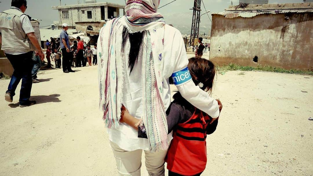 ルーシー・リューのインスタグラム：「Let’s help other Mamas and their babies worldwide to stay healthy, educated, protected and respected! Give the gift that gives back this #MothersDay with @UNICEF Inspired gift Check out My Stories to send support in honor of all the Moms in your life」