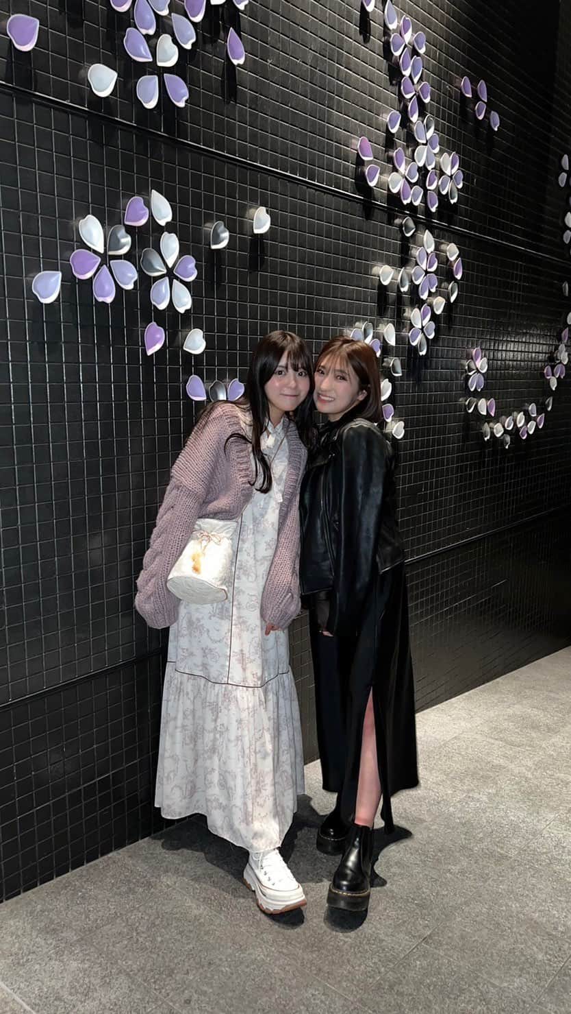 竹内花のインスタグラム：「仲良しすぎる動画作っちゃった！！ どうかな〜？🤭🧡🤍  だいすきなみたちのお誕生日お祝いできてよかった！ 色違いのサウナハットプレゼントして昨日はその帽子を被って整ったんだ〜🫠 お互いお仕事の合間にあったりとこれからも仲良し切磋琢磨していくので見ていてください！！  #みたはな #お誕生日 #お誕生日ディナー #誕生日ごはん #ディナー #お誕生日ケーキ #happybirthday #happy」