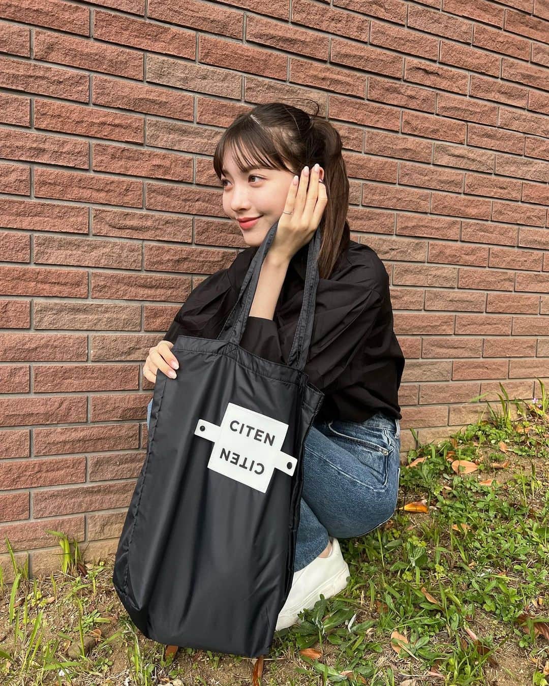 雑賀サクラさんのインスタグラム写真 - (雑賀サクラInstagram)「CITENの店舗がオープンして 直接お買い物ができるように なったみたいです🩵 プレゼントして頂いたシャツも とても可愛い＾＾  #CITEN #シテン #pr  @citen_official」5月11日 20時22分 - sakura_saiga