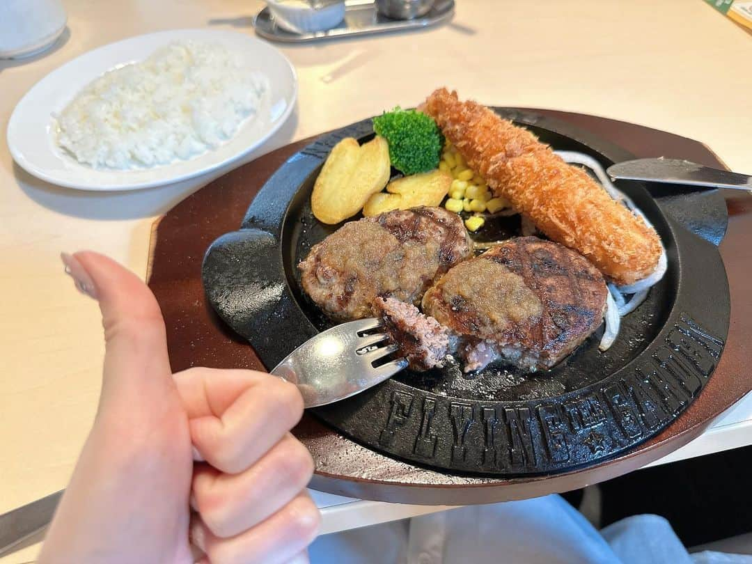 白井真緒さんのインスタグラム写真 - (白井真緒Instagram)「念願...😋 ⁡ ⁡ ⁡ #食べる白井 #もぐもぐ #フライングガーデン #爆ハン #爆弾ハンバーグ」5月11日 20時23分 - kohaku_shirai_official