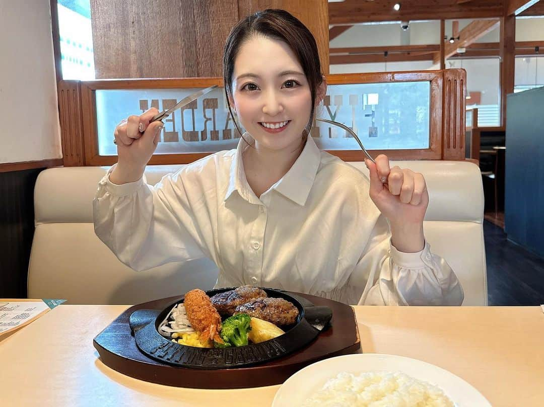 白井真緒さんのインスタグラム写真 - (白井真緒Instagram)「念願...😋 ⁡ ⁡ ⁡ #食べる白井 #もぐもぐ #フライングガーデン #爆ハン #爆弾ハンバーグ」5月11日 20時23分 - kohaku_shirai_official