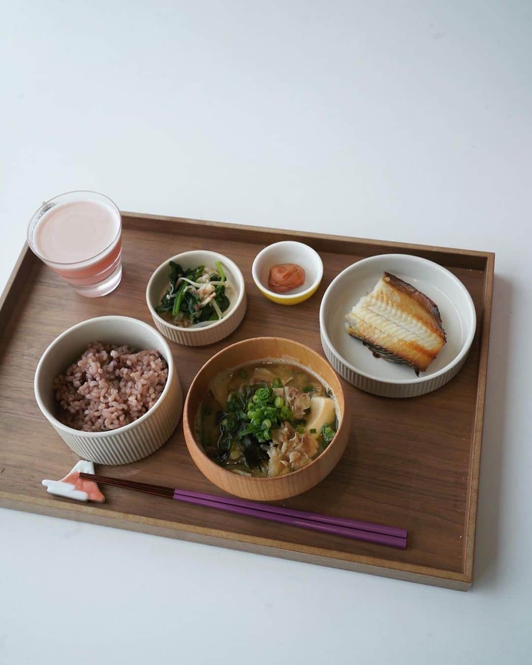 喜田彩子のインスタグラム：「⁡ ⁡ アサヒグループ食品さんからいただいて始めた 『スリムアップスリムシェイプ　BEAUTY in PROTEIN　アサイーベリー』 ⁡ ライフスタイルを変えずに出来る 新提案の『ゆるファスティング』というダイエットメソッド！ ⁡ 30g(1回分)当たりプロテイン15gのうち コラーゲン10,000mgが配合されており ⁡ 朝起きて飲む時もあれば 小腹が空いた時にお菓子の代わりに飲んだり 夕食を少なめにしてプラスで飲んだり👍🏻 ⁡ 日常のなかでゆるやかに 無理せず、我慢せず、健やかに取り入れられるので このまま続けられそうです♡ ⁡ ⁡ #PR #スリムアップスリムシェイプ #ゆるファスティング #スリムアップスリム #ダイエット #diet #fasting #ダイエットシェイク #プロテイン #ソイプロテイン　#ライフスタイル」