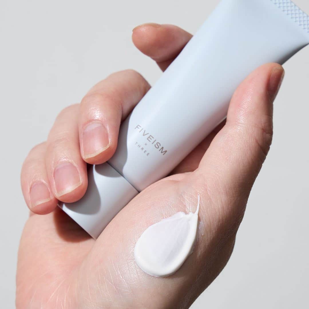 THREEのインスタグラム：「THREE SUMMER BASE MAKEUP 自分らしい肌の仕上がりに。 あなたのなりたい素肌はどっち？  “ノーファンデ派”のチョイスは…  FIVEISM × THREE FF シークレットエージェント UV 全1種 3,850円（税込）SPF50+/PA++++  光を操り、肌色と質感をコントロール。 限りなくナチュラルに美肌になりすます、カラーレスなベース。  驚きの軽さで、肌補正しながら、テカリもカットし、透明感ある肌印象へ。 夏に嬉しい、汗や水に強いウォータープルーフ処方です。  パートナーとのシェアコスメとしても人気です。  #threecosmetics  #summerbasemakeup  #夏メイク」