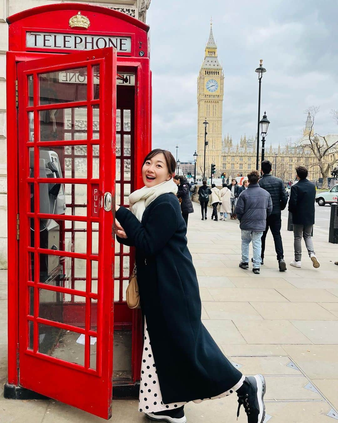 佐竹明咲美さんのインスタグラム写真 - (佐竹明咲美Instagram)「. 旅の序盤でイギリスへ移動！  街中にぽつりぽつりとある 真っ赤なテレフォンボックスがかわいい☎️  日本と同じように、 いまはあまり使われていない様子。 ここはフォトスポットのようになっていて、 多国籍な観光客の方々が順番待ち👣 お互いにジェスチャーや英語を使って撮り合いました📸 私もそのひとりです🤭  さて、イギリスに来たのには 目的があって...⚽️  続く...！  #london #british #UK #trip #ロンドン　#イギリス　#旅行　#海外旅行  #思い出　#✈️」5月11日 20時32分 - asami_satake