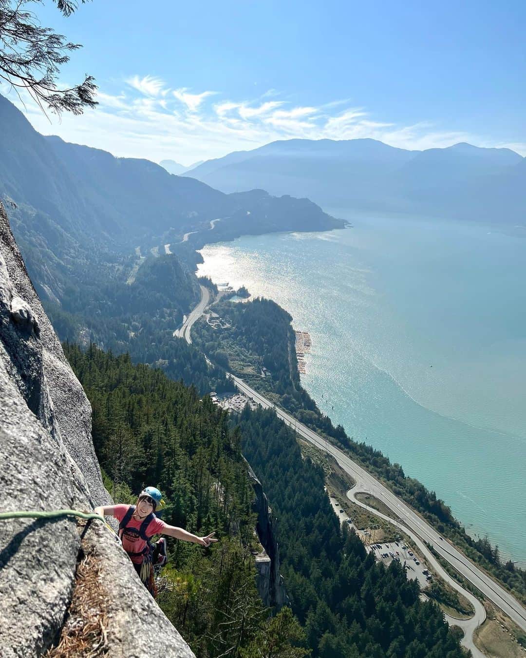 尾上彩のインスタグラム：「14 pitches (Chief, Squamish)🧗‍♀️ ・ ここで落ちたら死ぬなってくらいランナウトしてたり、激悪パート出てきて心折れそうになったけど、登り切ったら疲れも吹っ飛ぶ最高の景色🤩 これがやみつきになる理由🫶 ・ @patagoniajp @patagonia_climb #climbing #climblikeagirl #bouldering #クライミング #ボルダリング #Squamish #squamishclimbing」